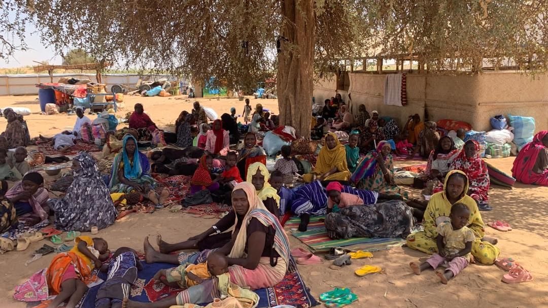 Geflüchtete aus dem Sudan ruhen sich im Tschad im Schatten eines Baumes aus: Die Menschen fliehen teils tausende Kilometer weit.