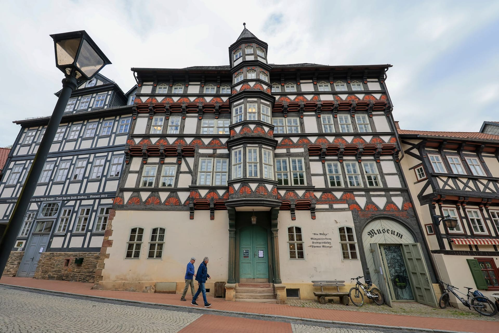 Beliebte Anlaufstelle in Stolberg: Passanten gehen vor dem Museum "Alte Münze" entlang.