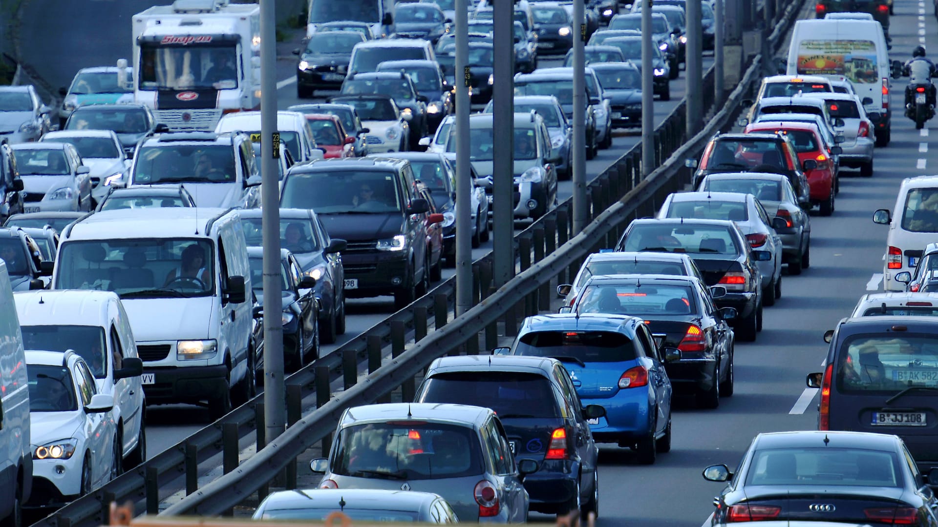 Verkehrsstau auf einer Autobahn (Symbolbild): Deutschland hat einen zu hohen CO2-Ausstoß.