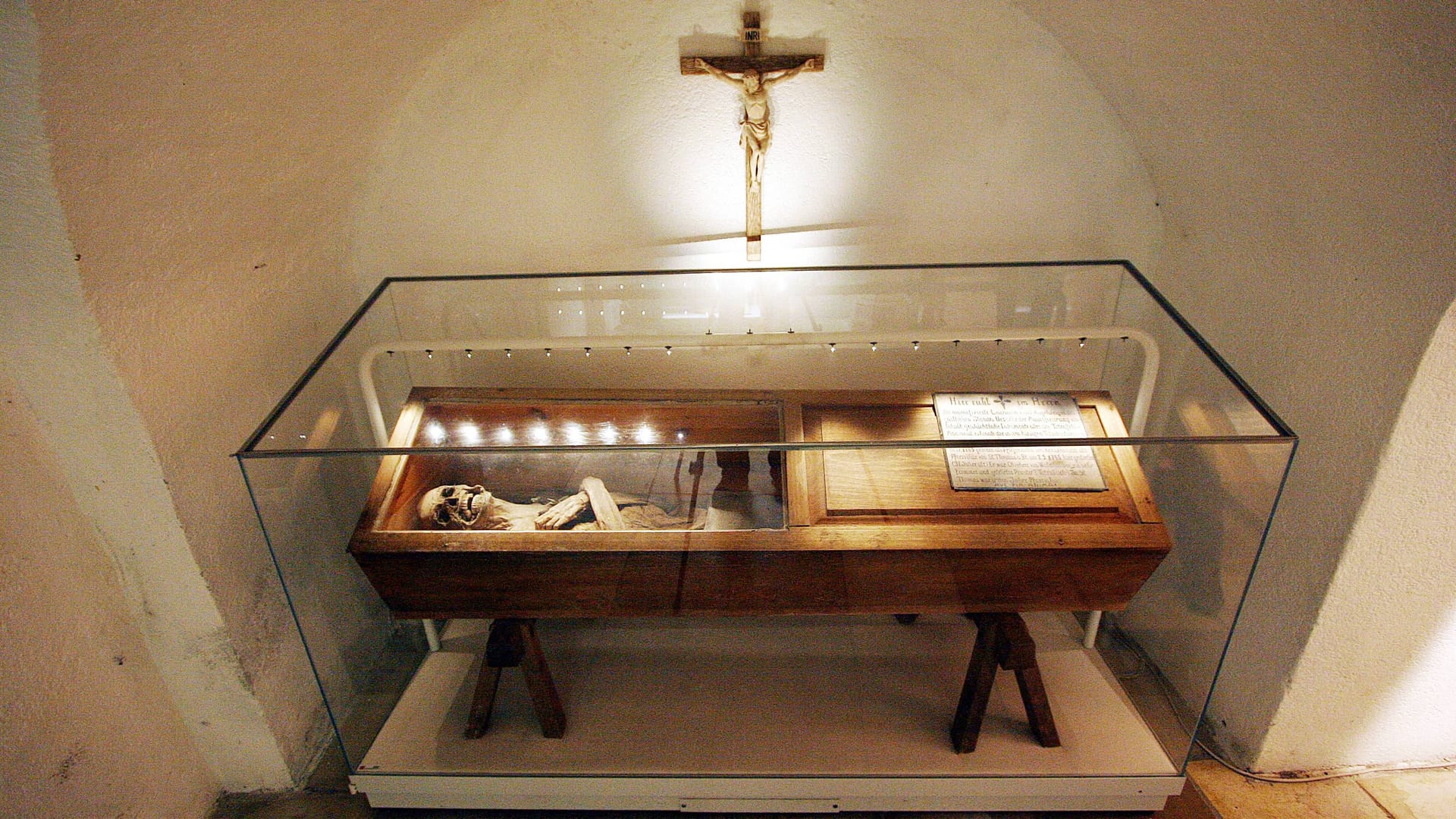Die Mumie in einer Vitrine (Archivbild): Wissenschaft enthüllt verborgene Geheimnisse des "luftg'selchten Pfarrers".