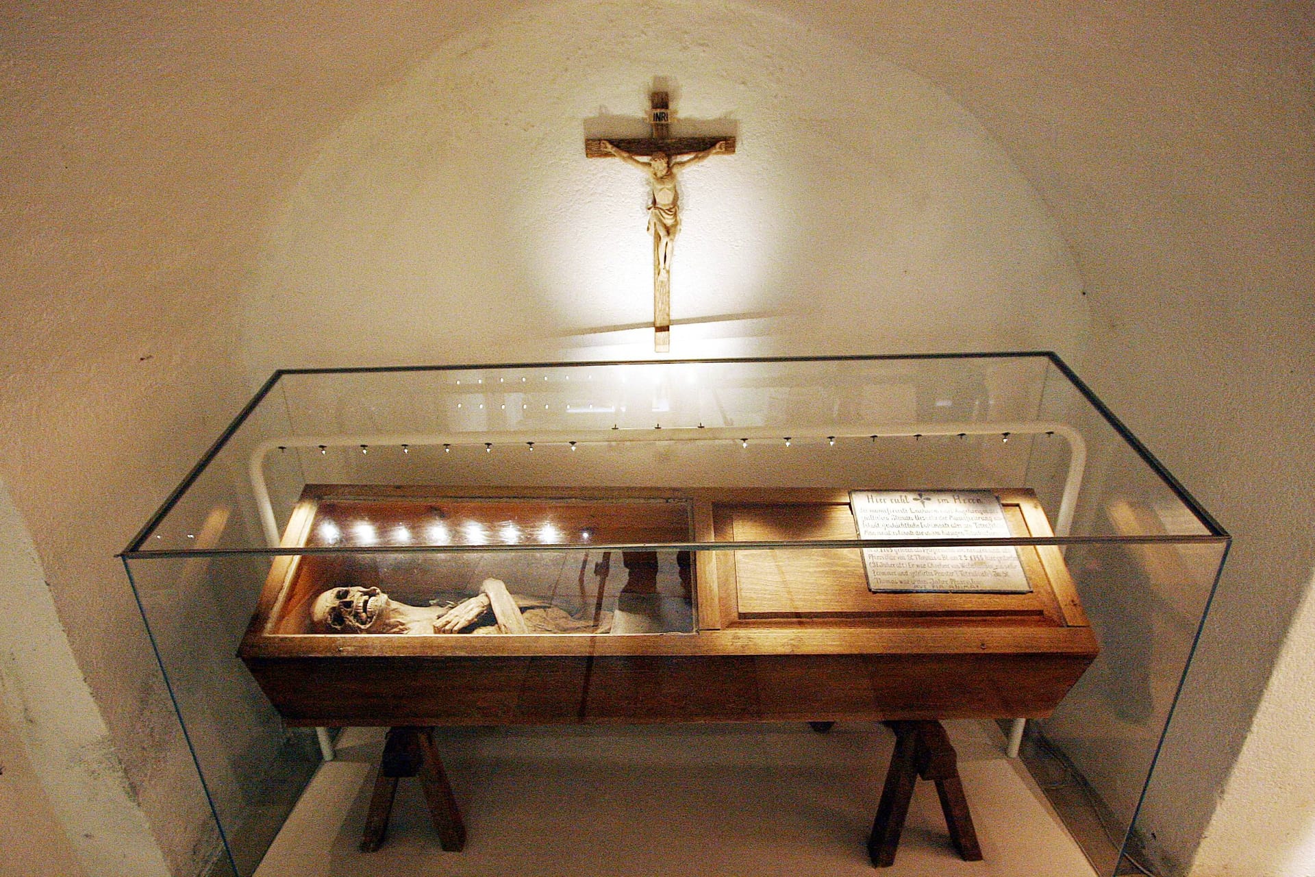 Die Mumie in einer Vitrine (Archivbild): Wissenschaft enthüllt verborgene Geheimnisse des "luftg'selchten Pfarrers".