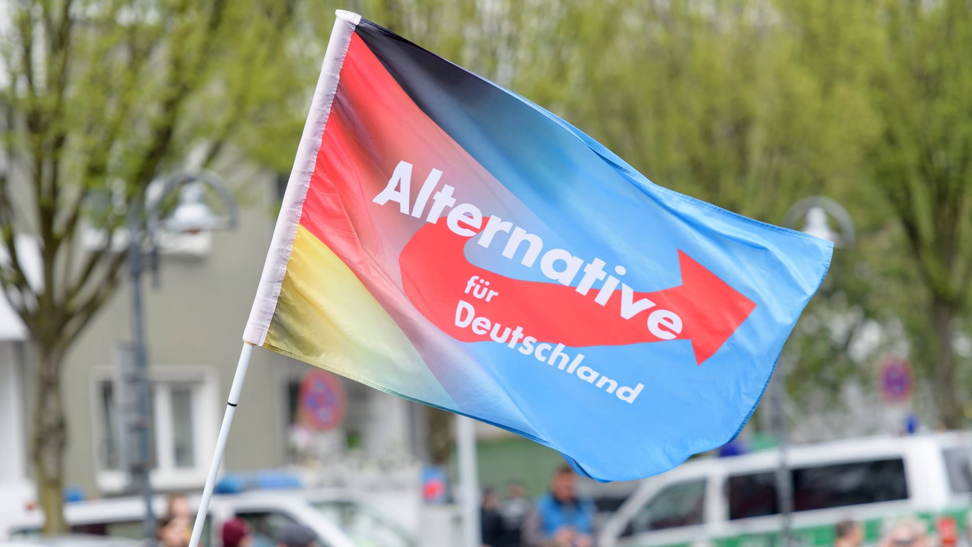Fahne der AfD bei einer Wahlkampfveranstaltung (Symbolbild): Auf über 1.000 Seiten begründet der Verfassungsschutz seine Einstufung.