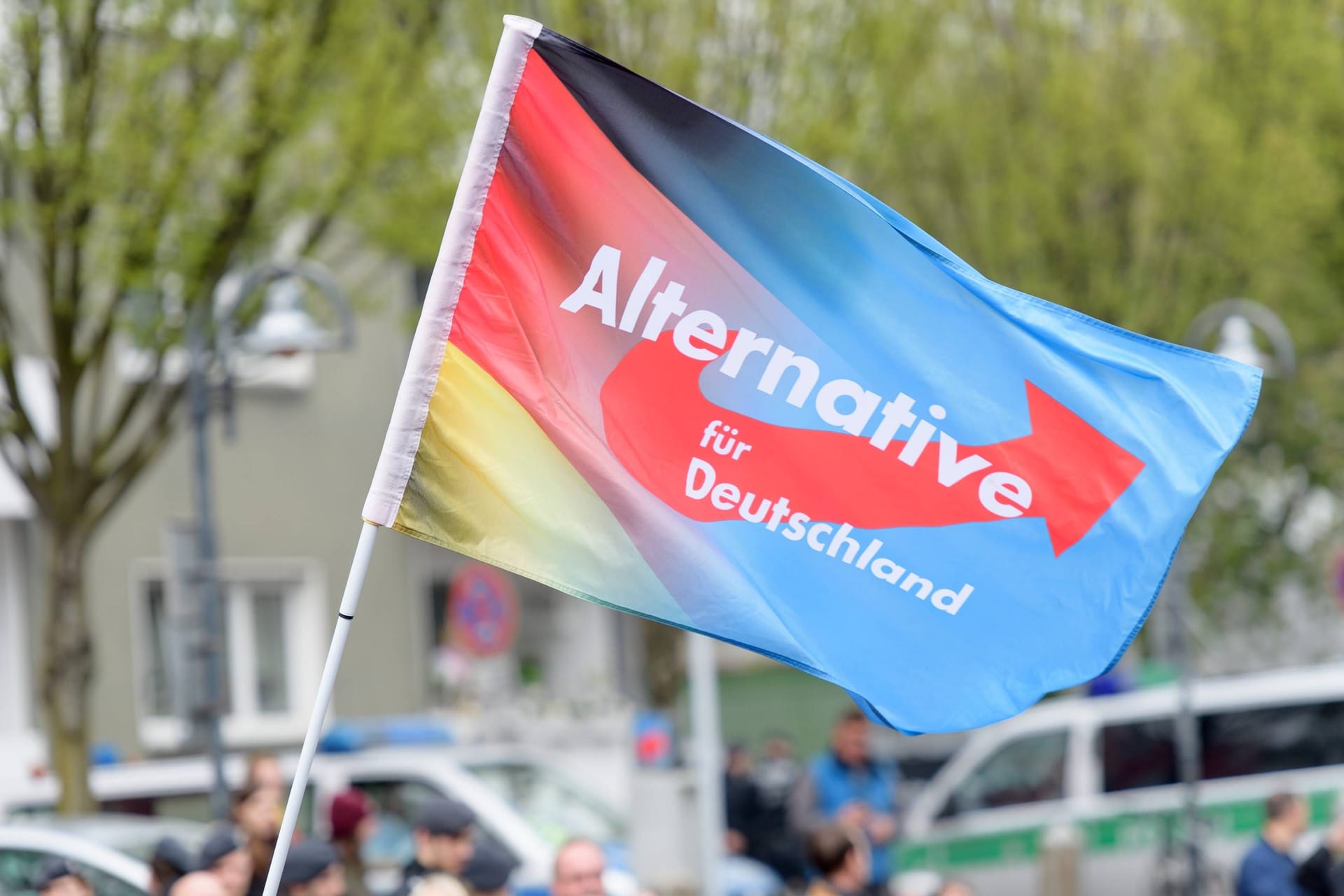 Fahne der AfD bei einer Wahlkampfveranstaltung (Symbolbild): Auf über 1.000 Seiten begründet der Verfassungsschutz seine Einstufung.