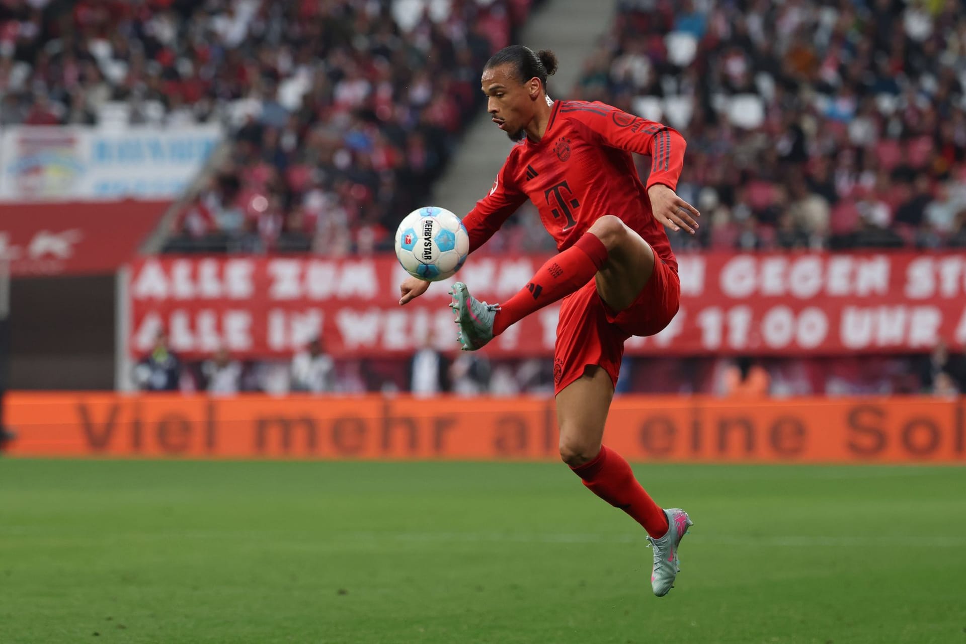 Leroy Sané: Sein erster wuchtiger Schuss geriet zu zentral (10.). Kam Openda nicht hinterher und ermöglichte so einen gefährlichen Konter (20.). Tauchte dann lange ab. Und traf zum umjubelten 3:2 – am Ende war es aber nicht das erhoffte Meistertor. Note 3 Leroy Sané: Sein erster wuchtiger Schuss geriet zu zentral (10.). Kam Openda nicht hinterher und ermöglichte so einen gefährlichen Konter (20.). Tauchte dann lange ab. Und traf zum umjubelten 3:2 – am Ende war es aber nicht das erhoffte Meistertor. Note 3