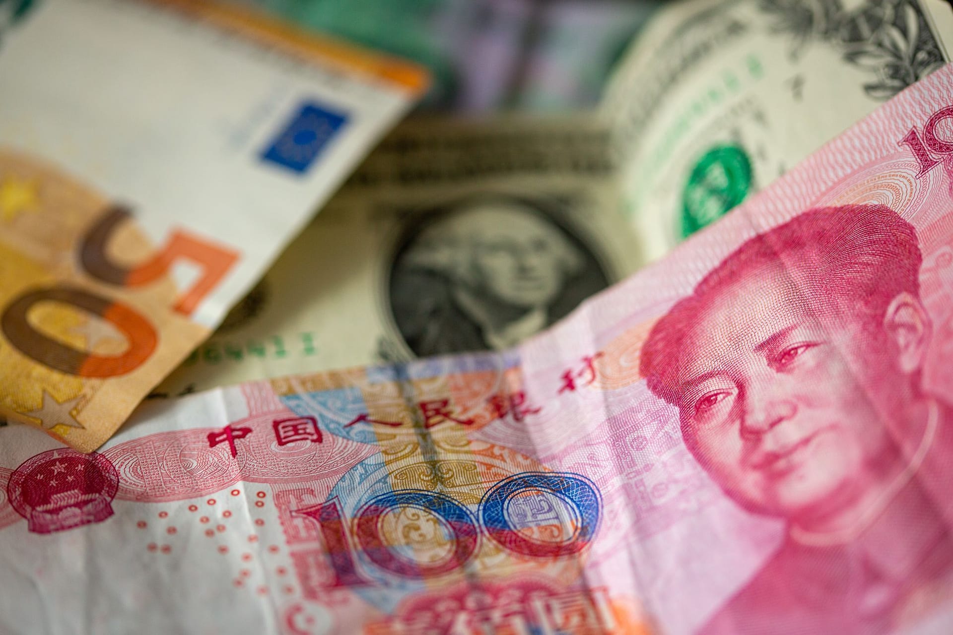 Chinesische Yuan, US-Dollar und Euro