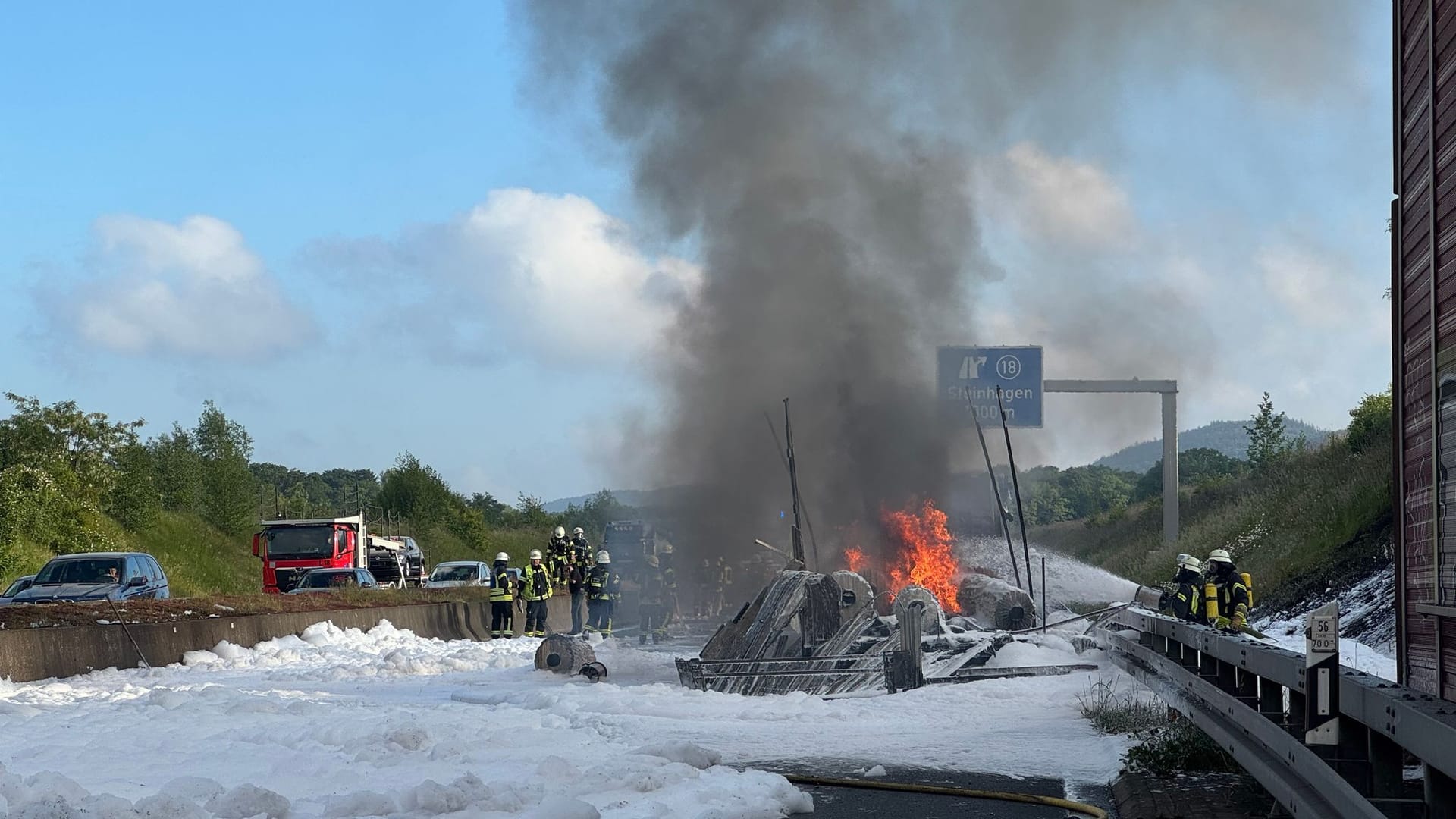 Feuerwehr löscht Lastwagen auf Autobahn Feuerwehr löscht Lastwagen auf Autobahn