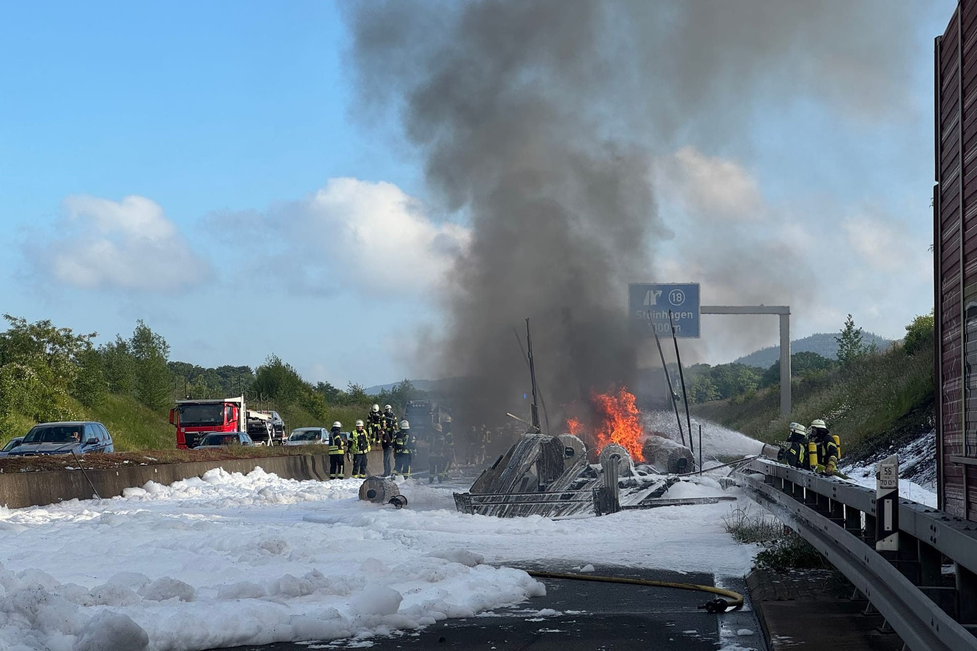 Feuerwehr löscht Lastwagen auf Autobahn