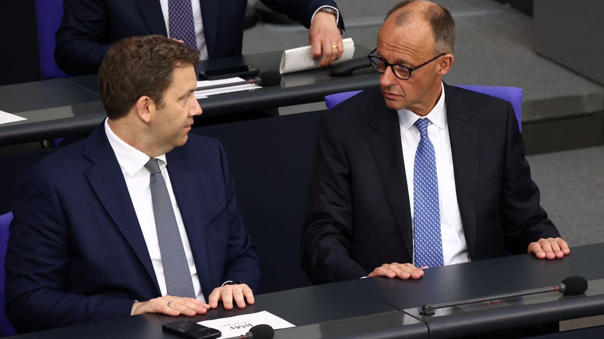 Kanzler Merz und Vizekanzler Klingbeil haben auf der Regierungsbank das erste Problem.