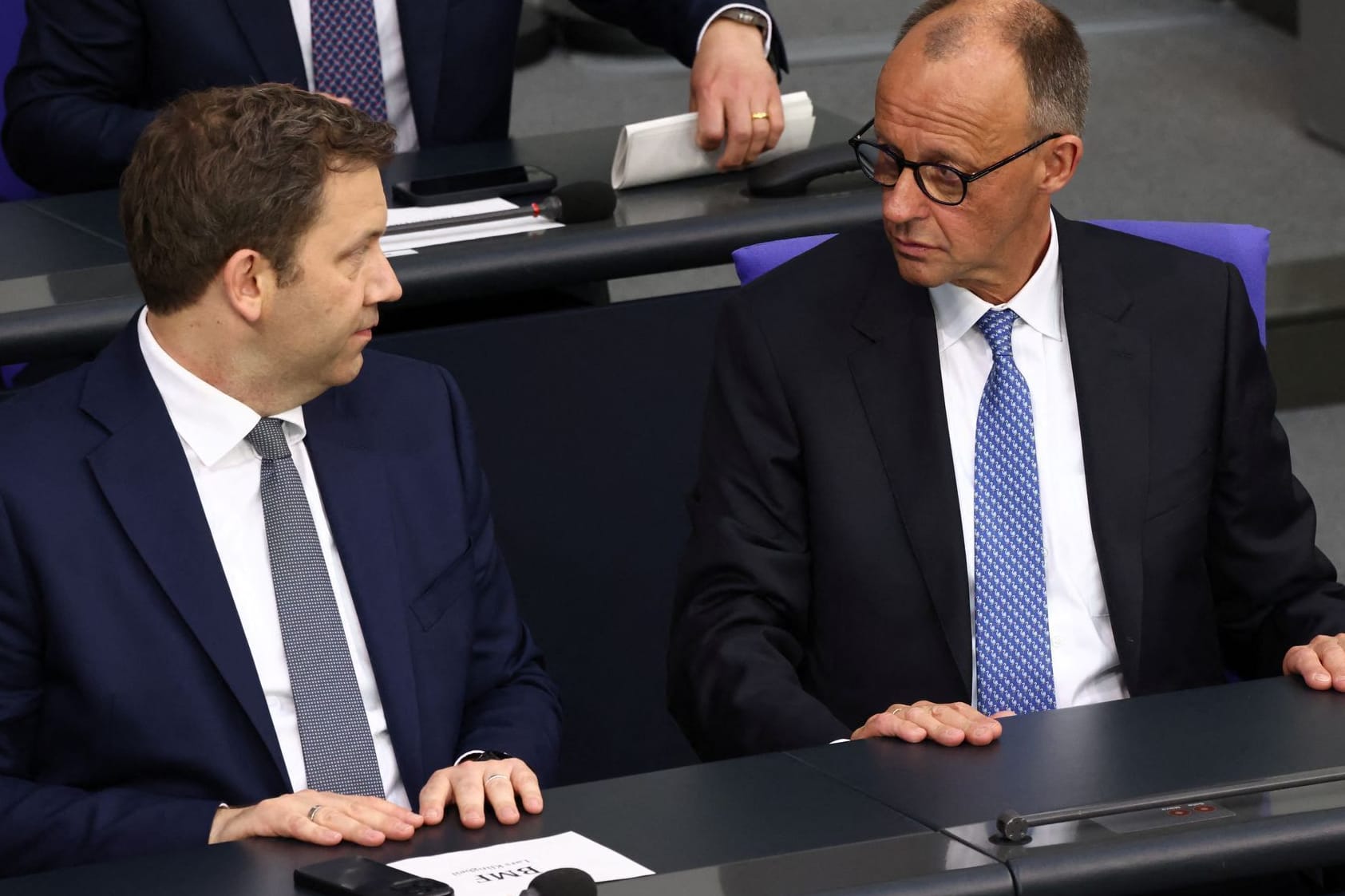 Kanzler Merz und Vizekanzler Klingbeil haben auf der Regierungsbank das erste Problem.