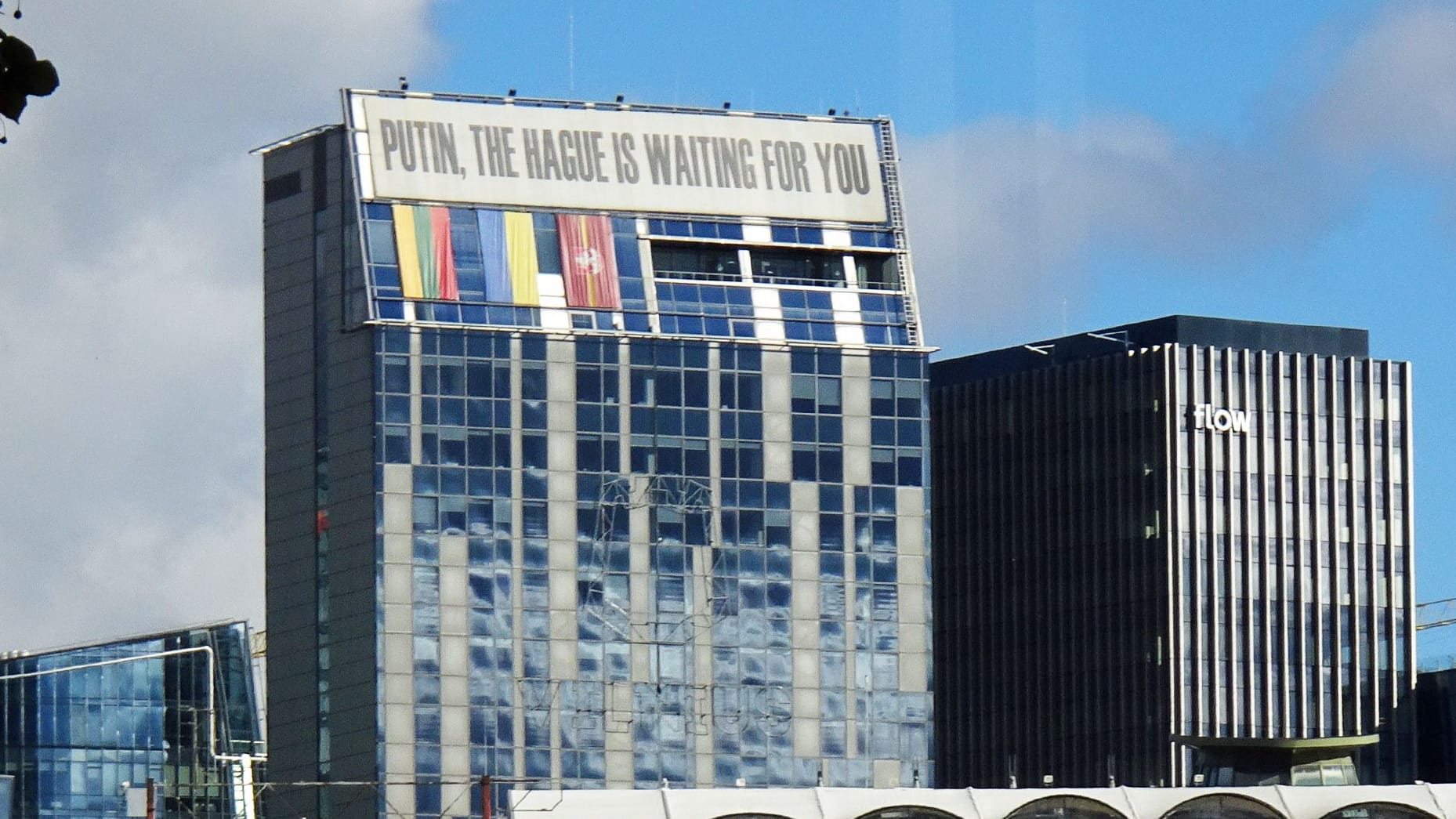 Vilnius setzt ein Zeichen: Transparent auf dem Hochhaus der Stadtverwaltung im Stadtteil Šnipiškės mit den Fahnen von Litauen, der Ukraine und Vilnius.