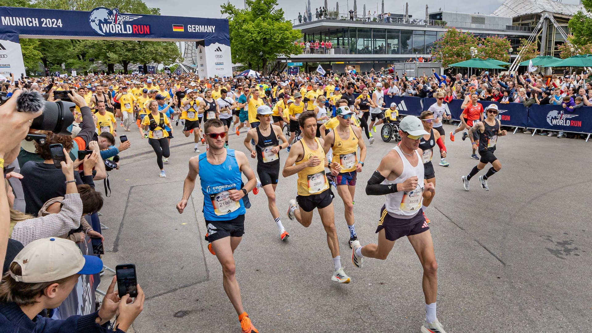 Start des Wings for Life World Runs 2024 in München: Nicht nur Läufer, sondern auch Rollstuhlfahrer sind bei dem Event dabei.
