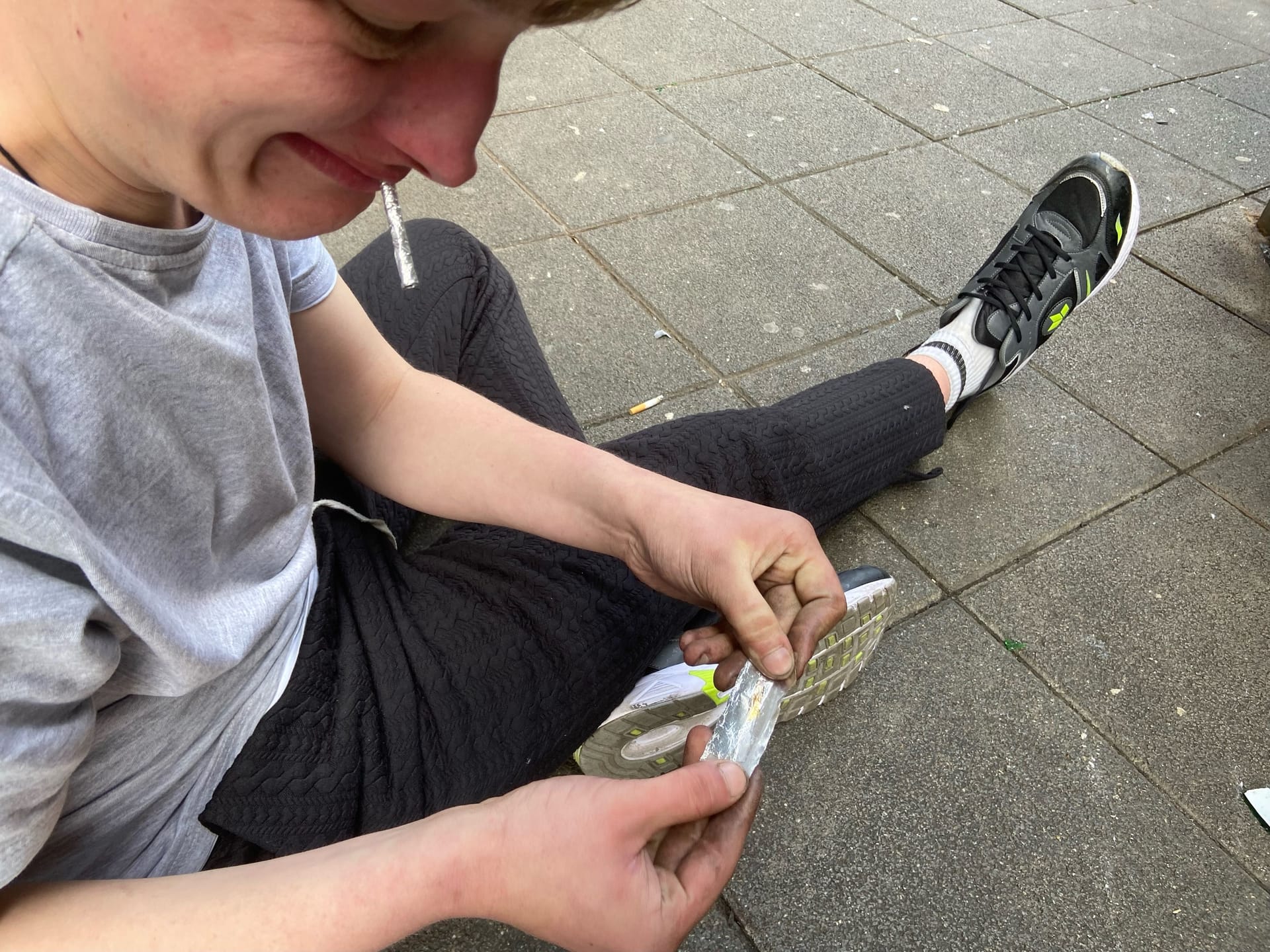Julian (Name geändert) konsumiert die Droge Fentanyl. Dazu inhaliert er den Dampf des synthetischen Opiats von einem Alublech.