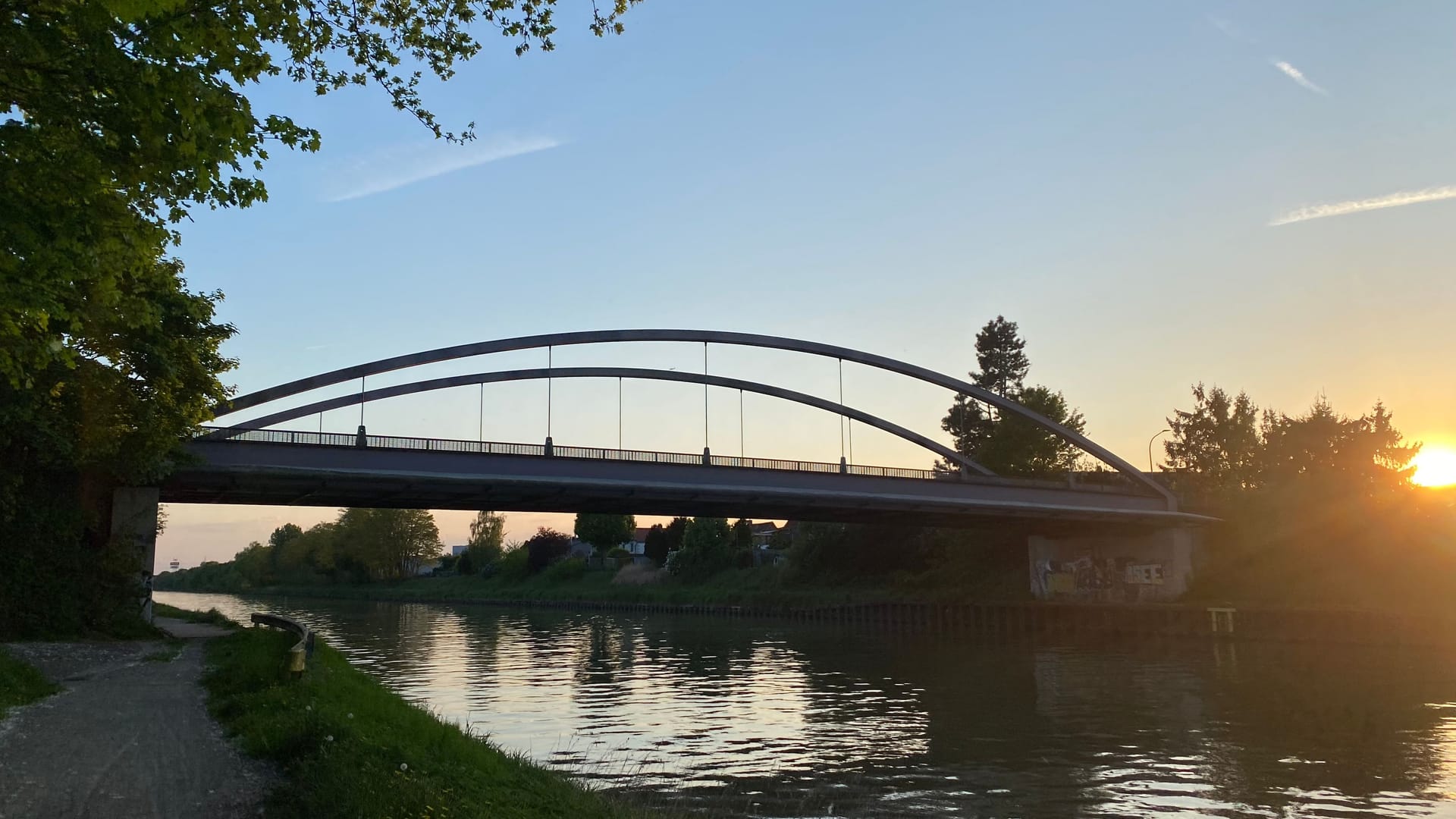 Für diese Brücke, die über den Mittellandkanal führt, gelten einige Eigenarten: Die Überführung liegt im Norden Braunschweigs. Für diese Brücke, die über den Mittellandkanal führt, gelten einige Eigenarten: Die Überführung liegt im Norden Braunschweigs.