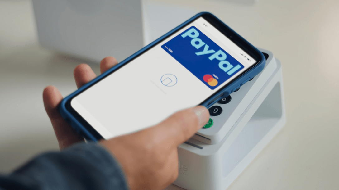 Smartphone mit Paypal-App: Der US-Zahlungsanbieter startet mit einem neuen Krypto-Service im Einzelhandel.