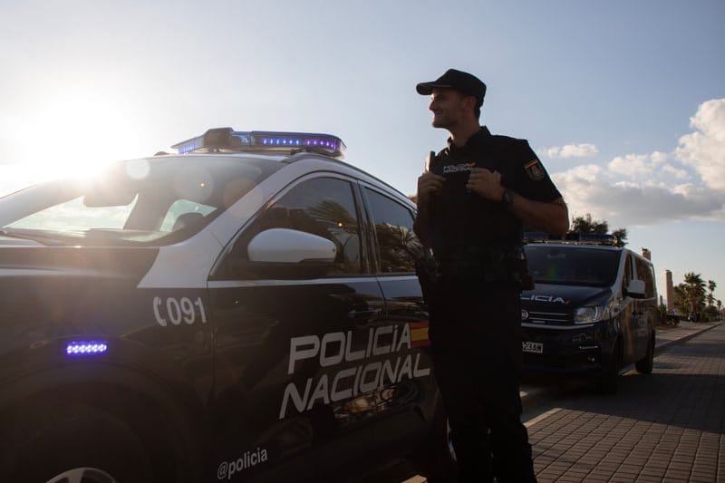 Ein Polizist der spanischen Policia Nacional patroulliert am Strand von El Arenal auf Mallorca (Archivbild): Ein Deutscher hat die Beamten mit einer Verfolgungsjagd auf Trab gehalten.