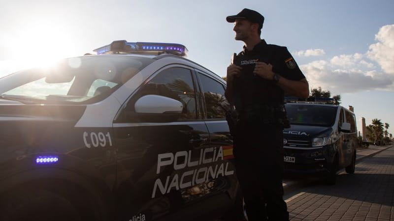 Ein Polizist der spanischen Policia Nacional patroulliert am Strand von El Arenal auf Mallorca (Archivbild): Ein Deutscher hat die Beamten mit einer Verfolgungsjagd auf Trab gehalten.