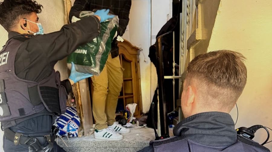 Beamte im Hausflur: Die Polizei räumte die Wohnung leer.