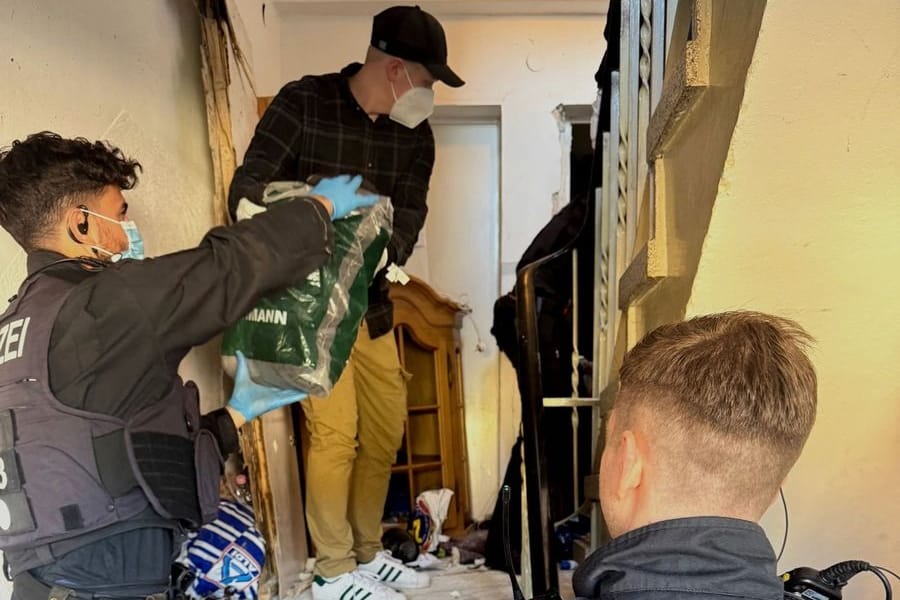 Beamte im Hausflur: Die Polizei räumte die Wohnung leer.