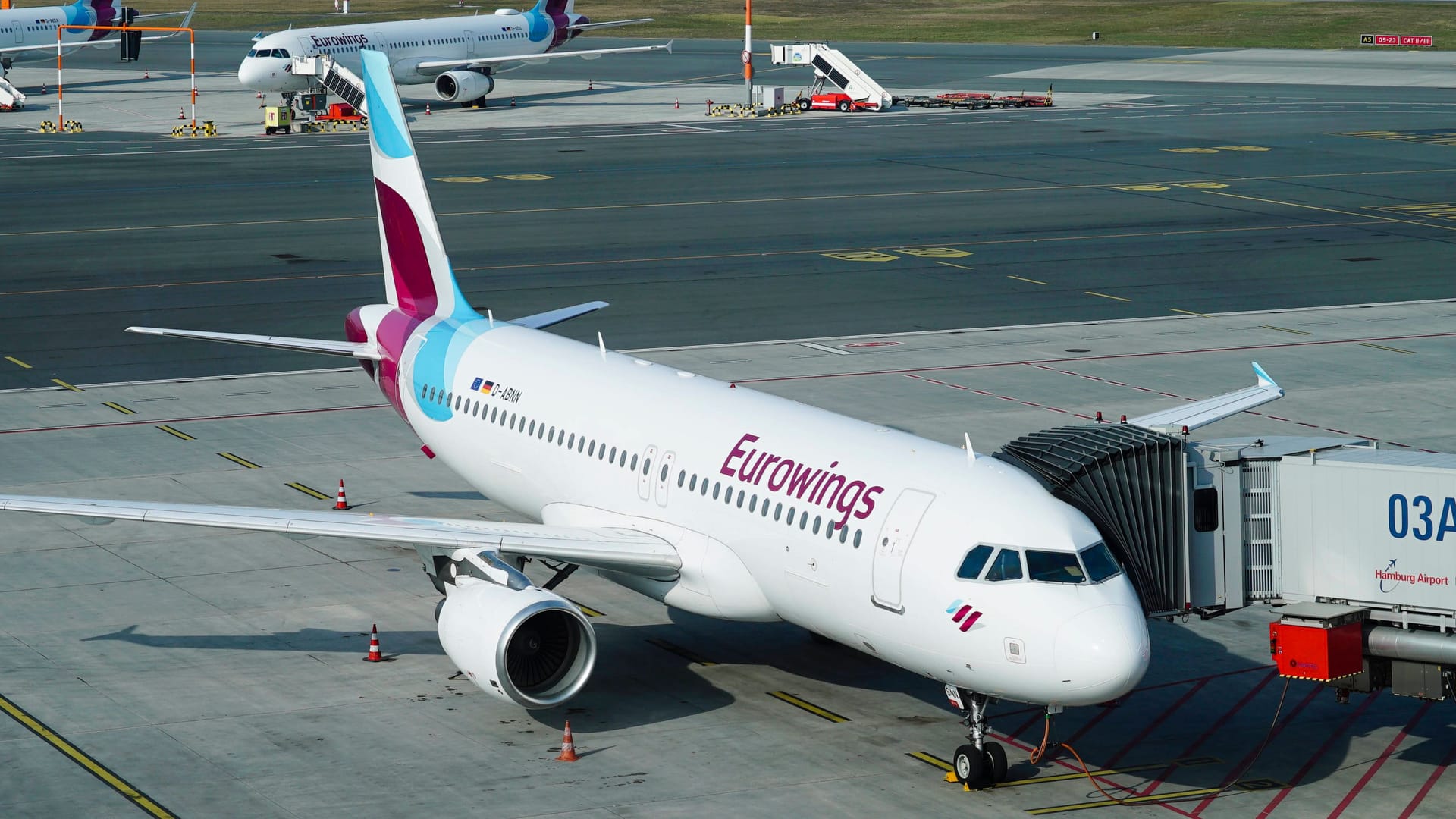 Ein Eurowings-Flieger am Helmut-Schmidt-Airport in Hamburg-Fuhlsbüttel: Die Airline setzt die Route nach Tel Aviv vorerst aus.