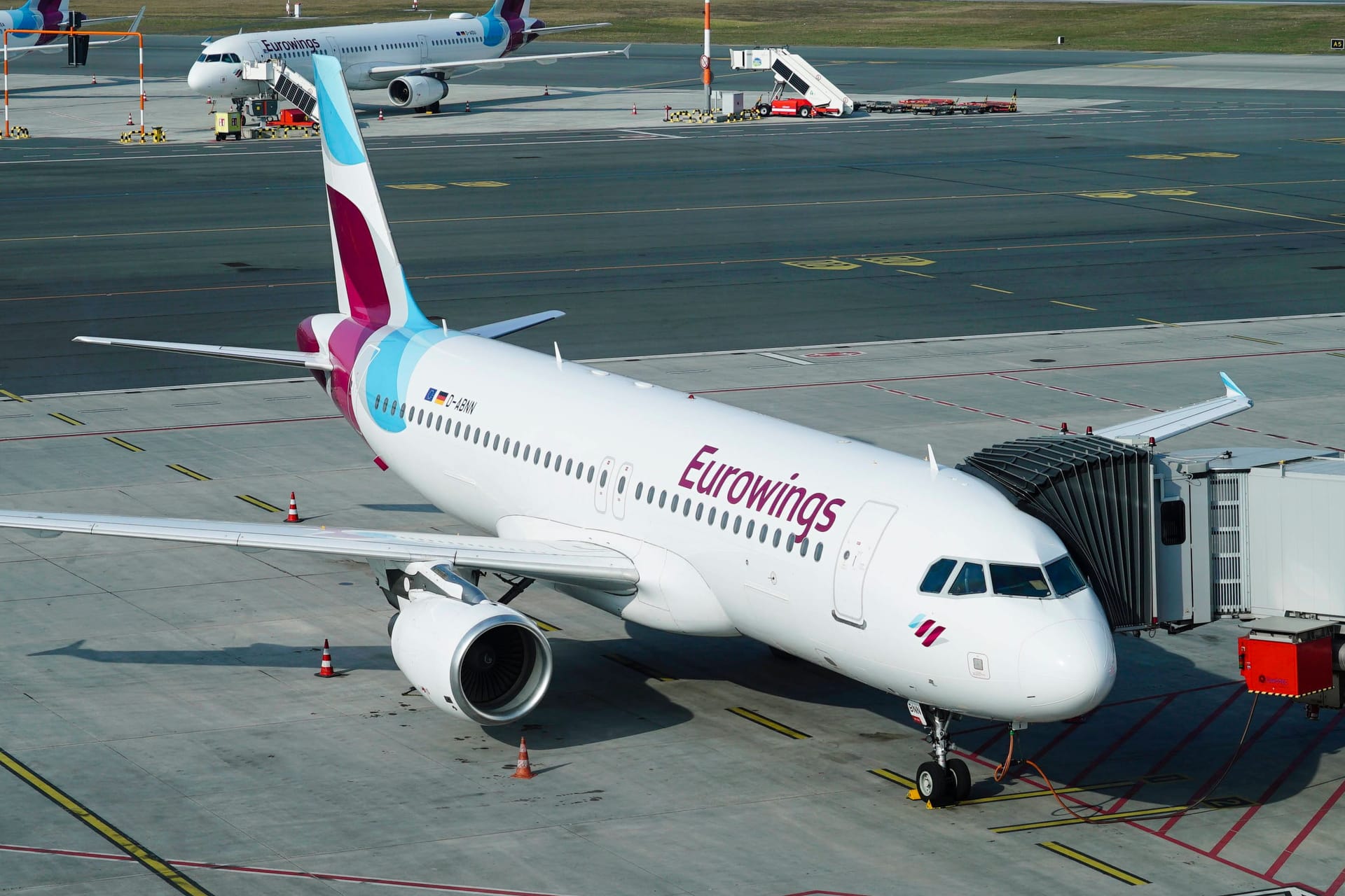 Ein Eurowings-Flieger am Helmut-Schmidt-Airport in Hamburg-Fuhlsbüttel: Die Airline setzt die Route nach Tel Aviv vorerst aus.