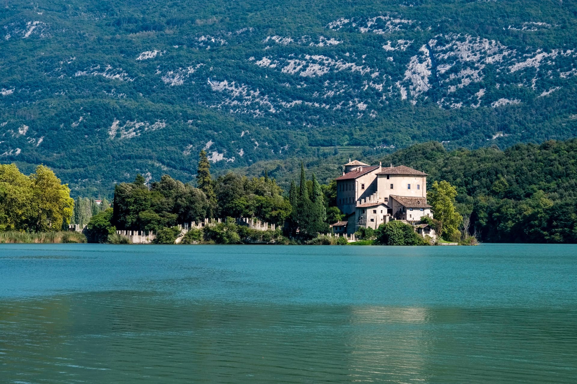Die Burg Toblino am Ufer des Lago Toblino: Sie wurde im 12. Jahrhundert erbaut.
