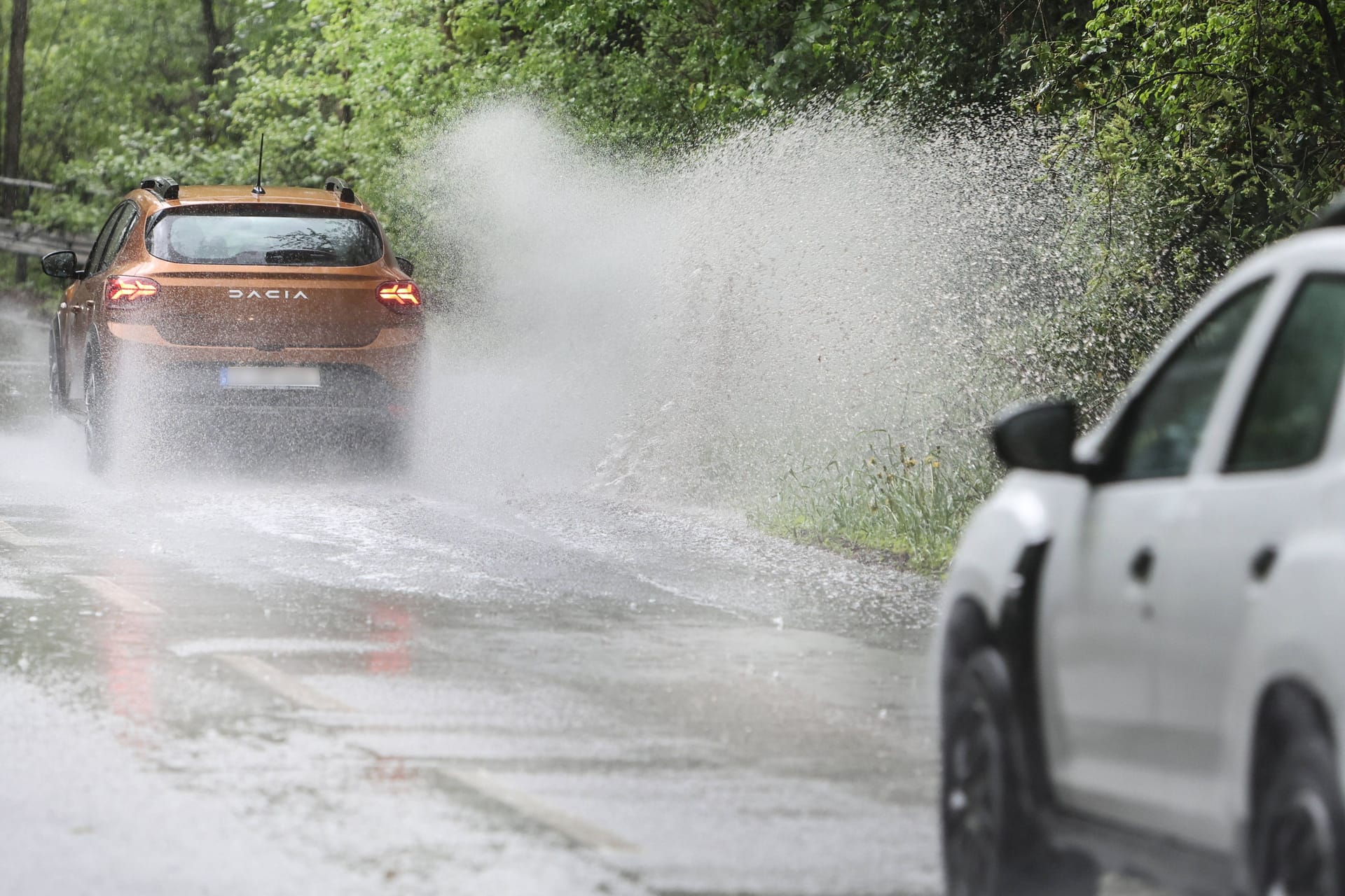 Überflutete Straßen (Symbolbild): An Christi Himmelfahrt dürfte das Wetter in Deutschland teilweise ungemütlich werden.