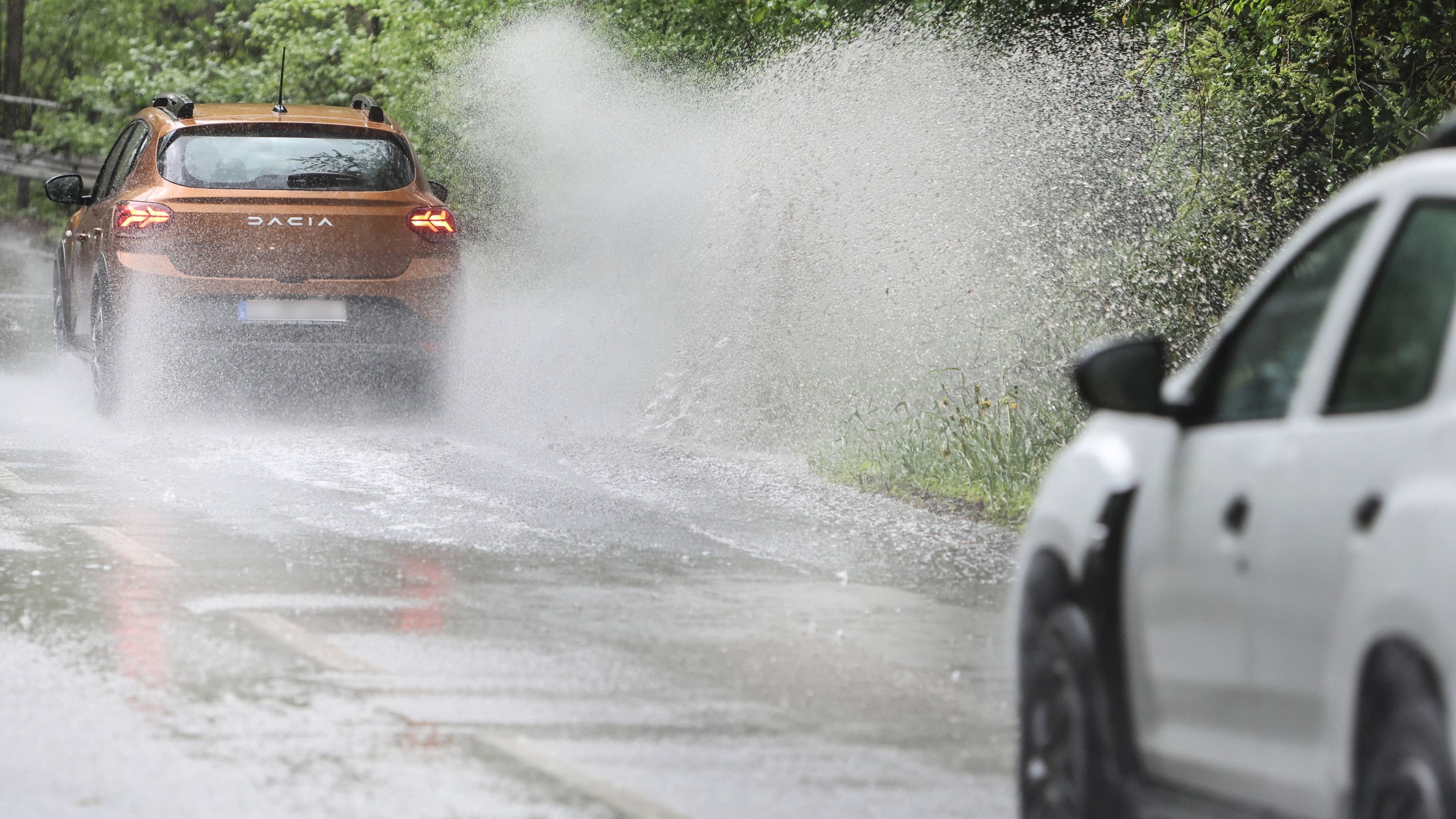 Überflutete Straßen (Symbolbild): An Christi Himmelfahrt dürfte das Wetter in Deutschland teilweise ungemütlich werden.