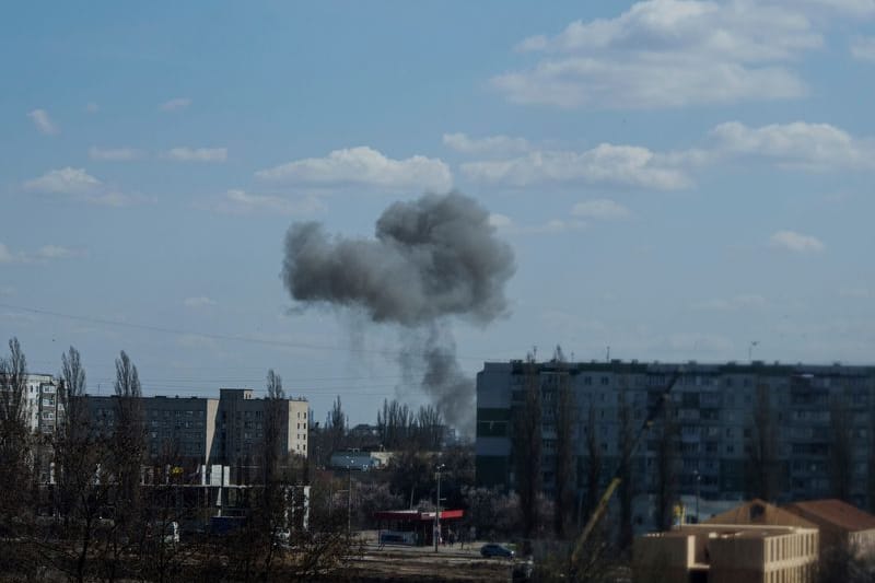 Rauch steigt von einer Explosion nach einem russischen Drohnenangriff auf.
