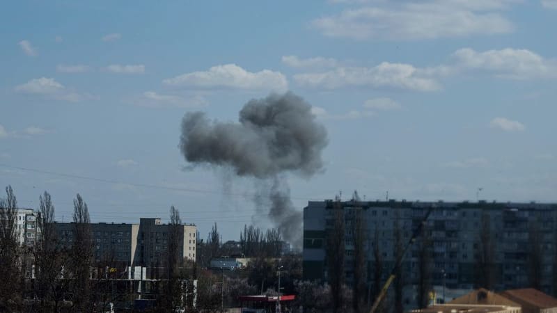 Rauch steigt von einer Explosion nach einem russischen Drohnenangriff auf.