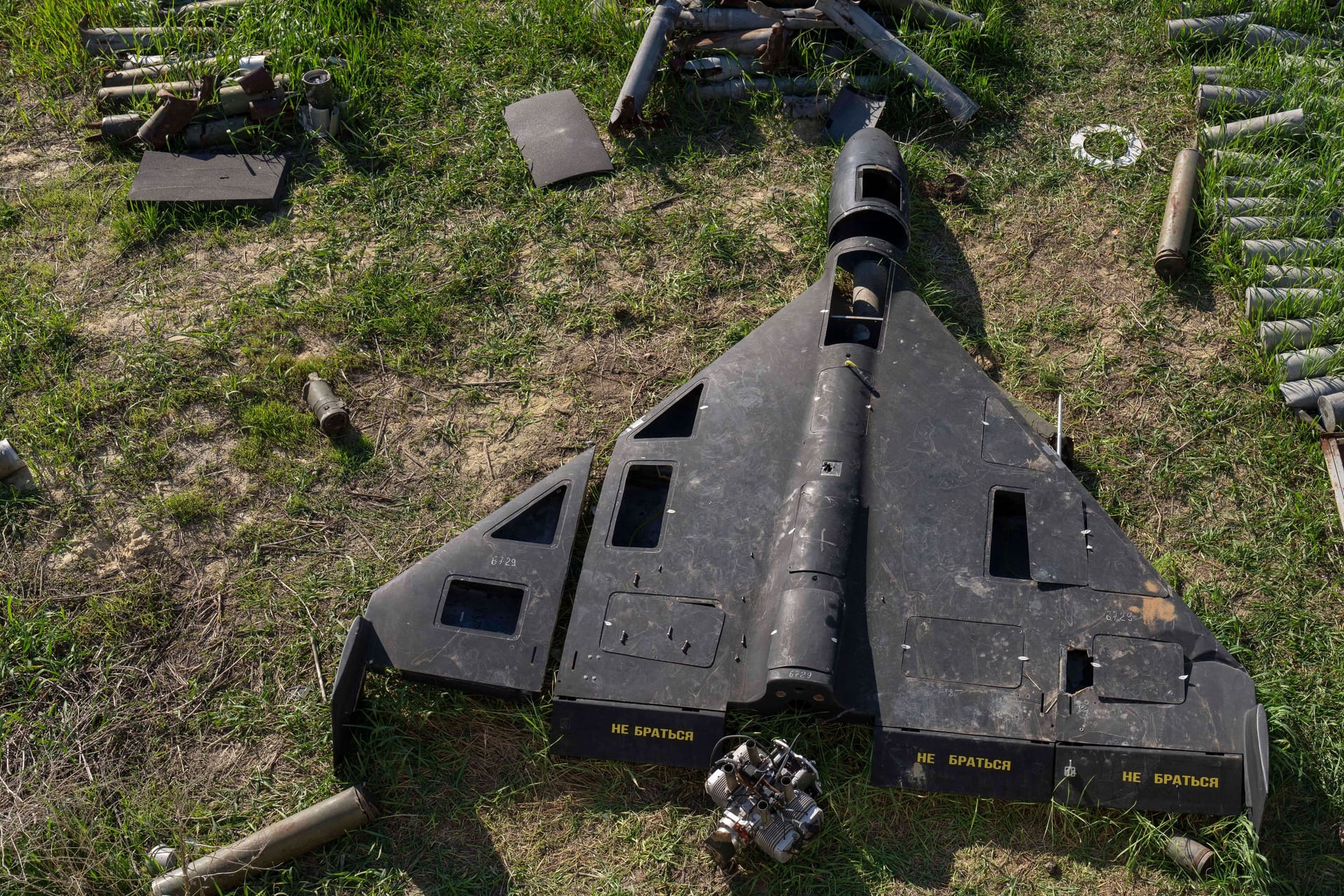 Eine abgeschossene russische Shahed Drohne (Symbolbild): Im Vergleich zur herkömmlichen Drohnenabwehr soll das neue System deutlich kostengünstiger sein.