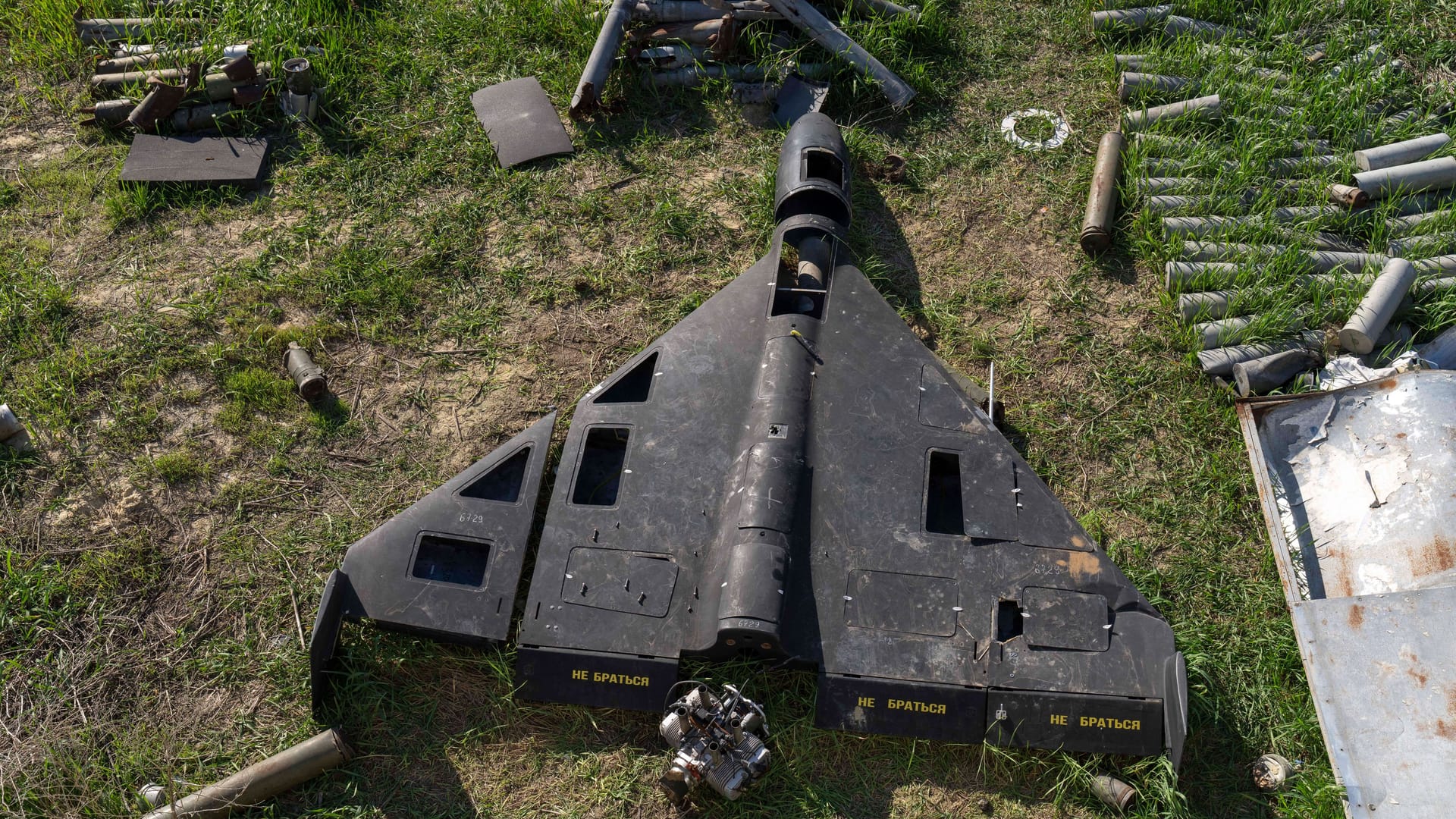 Eine abgeschossene russische Shahed Drohne (Symbolbild): Im Vergleich zur herkömmlichen Drohnenabwehr soll das neue System deutlich kostengünstiger sein. Eine abgeschossene russische Shahed Drohne (Symbolbild): Im Vergleich zur herkömmlichen Drohnenabwehr soll das neue System deutlich kostengünstiger sein.