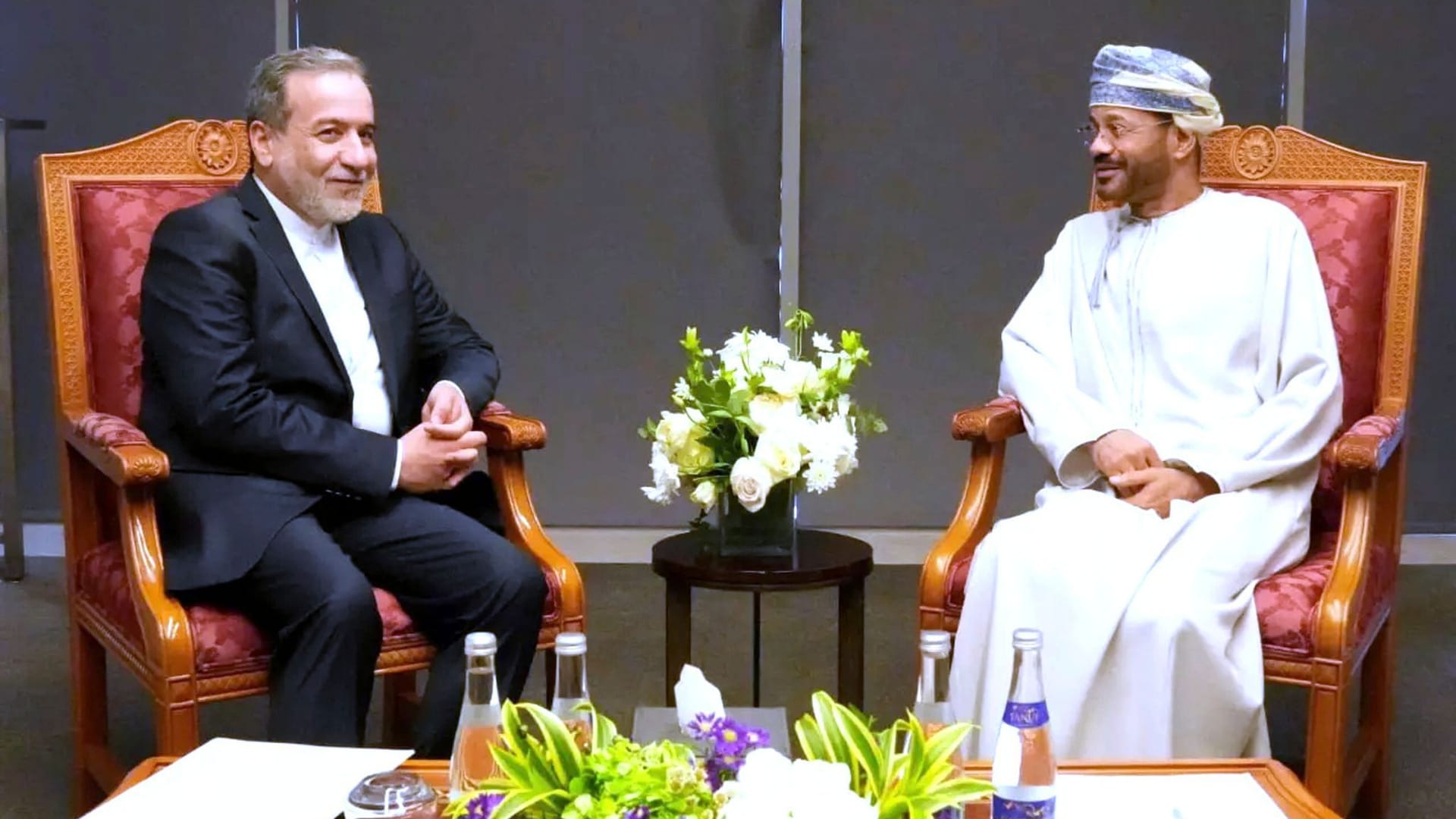 Irans Außenminister zu Atomgesprächen in Oman Irans Außenminister zu Atomgesprächen in Oman