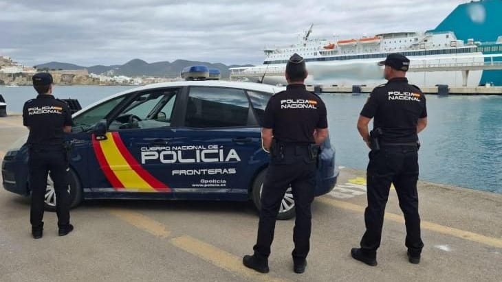 Polizei am Hafen von Ibiza: Das Paar hatte sich von Bord gedrängelt.