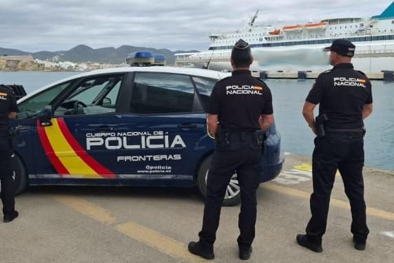 Polizei am Hafen von Ibiza: Das Paar hatte sich von Bord gedrängelt.