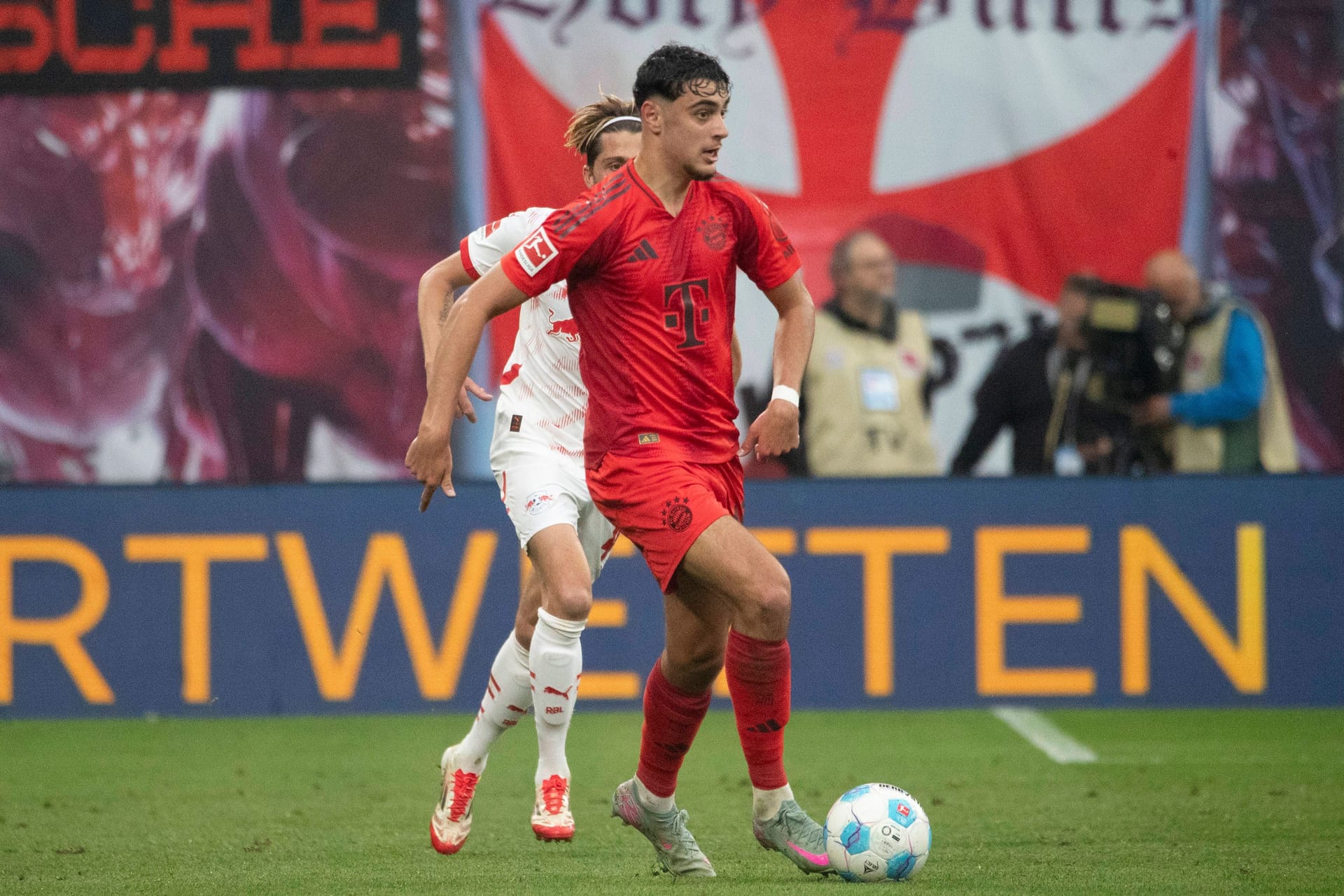 Aleksandar Pavlović: Machte an seinem 21. Geburtstag nicht sein bestes Spiel für Bayern. Biss sich aber rein und gewann das entscheidende Kopfballduell vorm 2:2. Beim 3:3 kam auch er aber etwas zu spät. Note 4 Aleksandar Pavlović: Machte an seinem 21. Geburtstag nicht sein bestes Spiel für Bayern. Biss sich aber rein und gewann das entscheidende Kopfballduell vorm 2:2. Beim 3:3 kam auch er aber etwas zu spät. Note 4