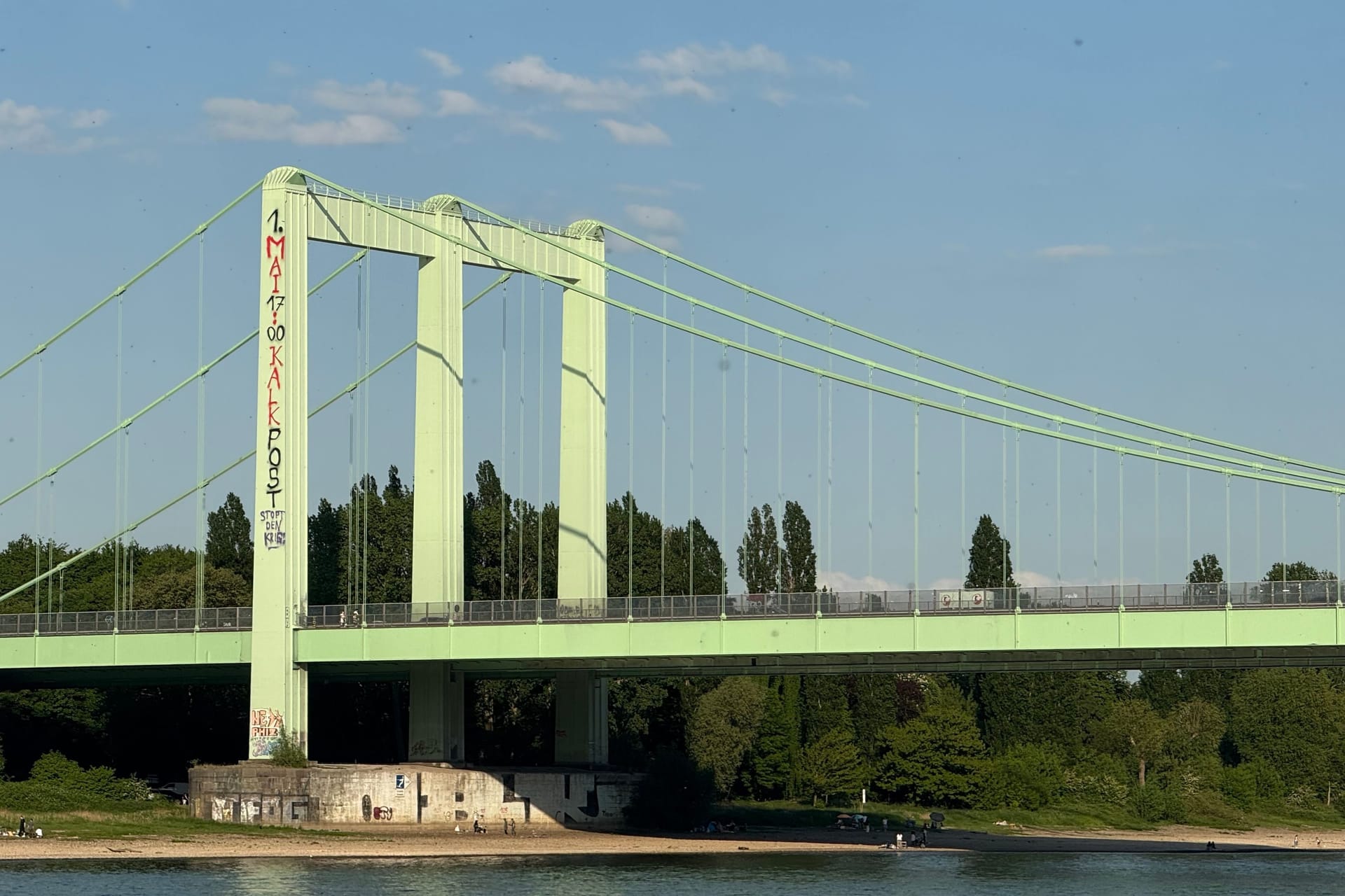 Großes Graffiti an der Rodenkirchener Brücke: Unbekannte hatten die Baugerüste genutzt, um die Rheinbrücke zu beschmieren.
