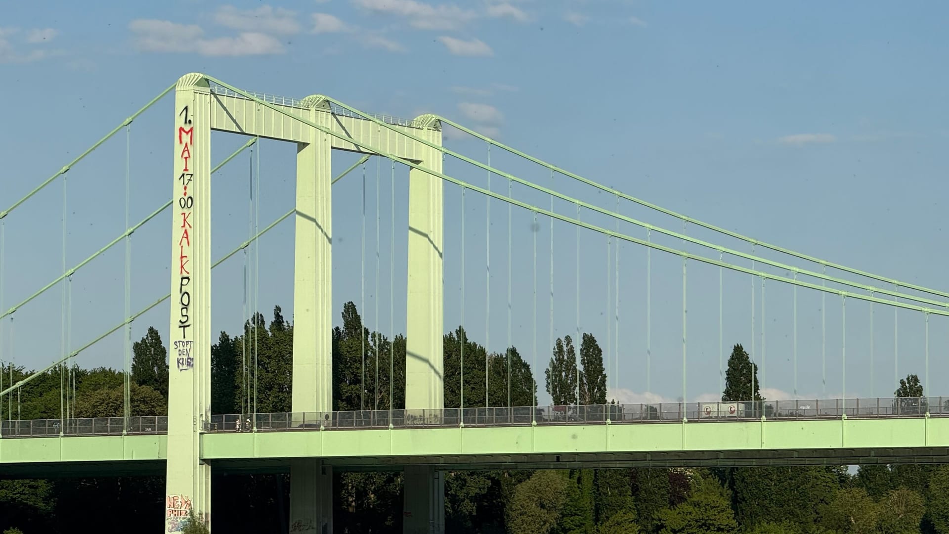 Großes Graffiti an der Rodenkirchener Brücke: Unbekannte hatten die Baugerüste genutzt, um die Rheinbrücke zu beschmieren. Großes Graffiti an der Rodenkirchener Brücke: Unbekannte hatten die Baugerüste genutzt, um die Rheinbrücke zu beschmieren.