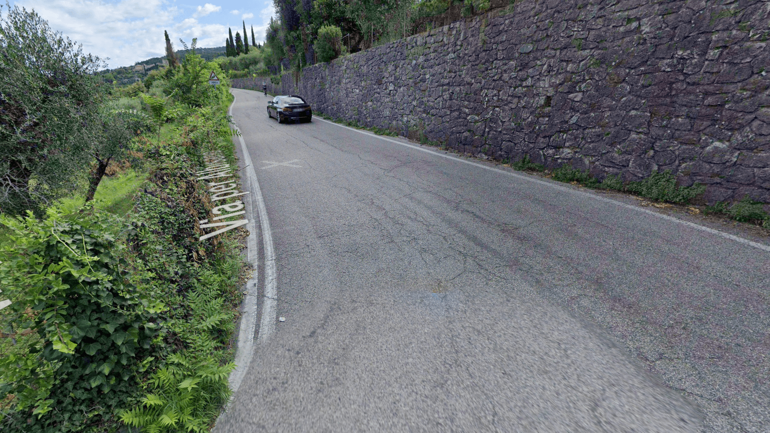 Auf dieser Straße am Gardasee prallten die beiden Deutschen gegen eine Mauer und starben.