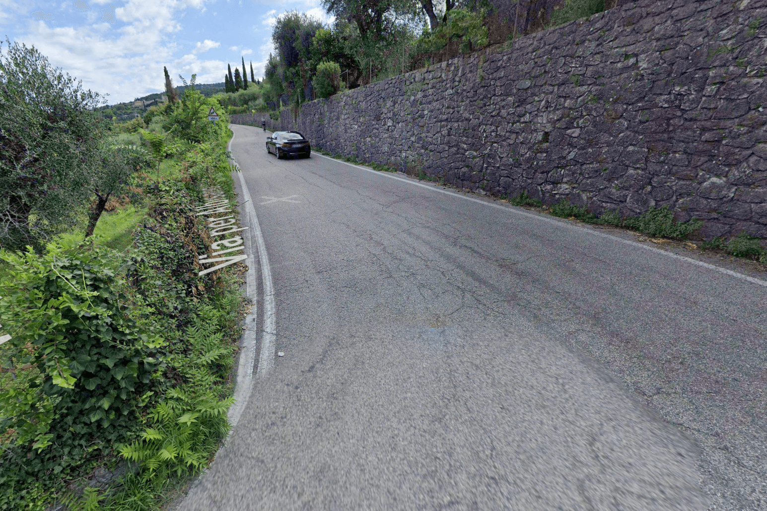 Auf dieser Straße am Gardasee prallten die beiden Deutschen gegen eine Mauer und starben.