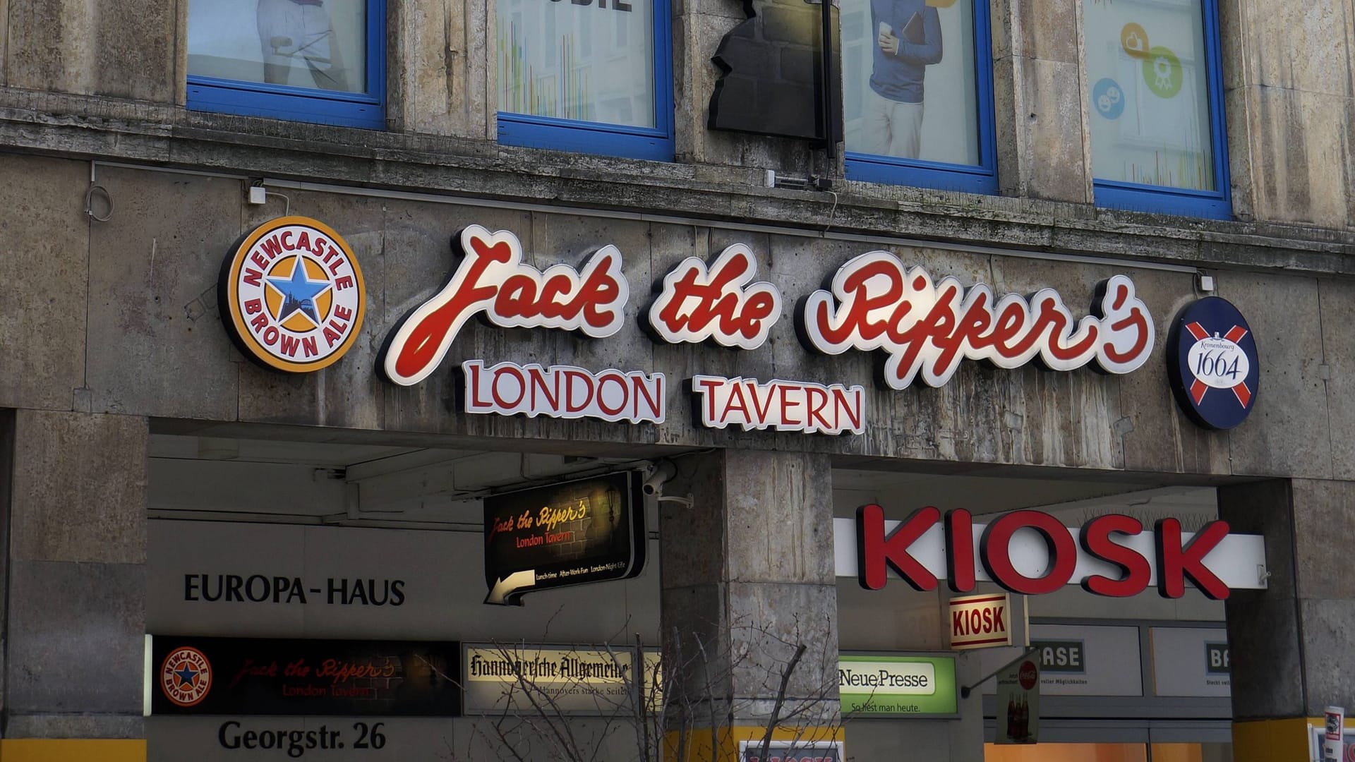 Im Keller des Europa-Hauses versteckt sich der schummrige Pub.
