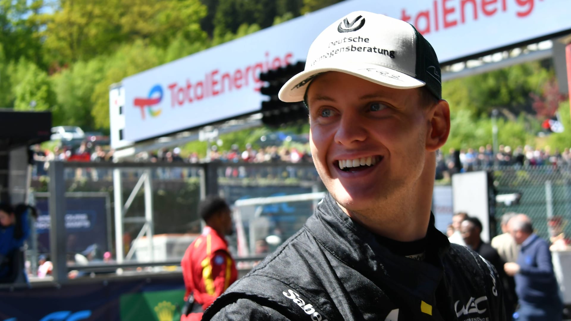 Mick Schumacher kann wieder lachen: Die Tür zur Formel 1 könnte für ihn doch nochmal aufgehen. Mick Schumacher kann wieder lachen: Die Tür zur Formel 1 könnte für ihn doch nochmal aufgehen.