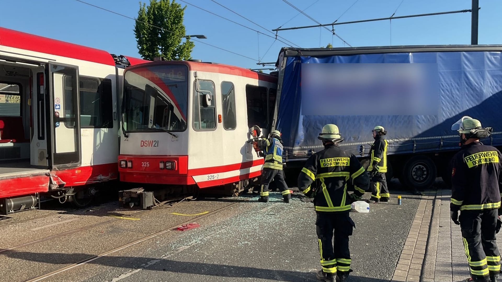 Schwerer Verkehrsunfall zwischen einem LKW und zwei Stadtbahnen Schwerer Verkehrsunfall zwischen einem LKW und zwei Stadtbahnen