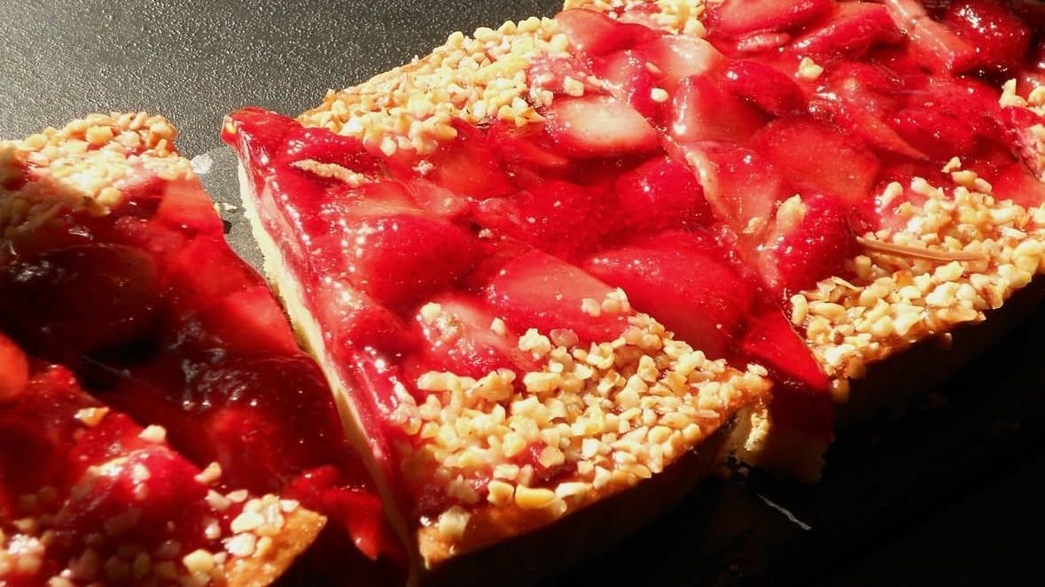 Gegen den Hunger bieten die Brüder im Café auch Himbeertart an.
