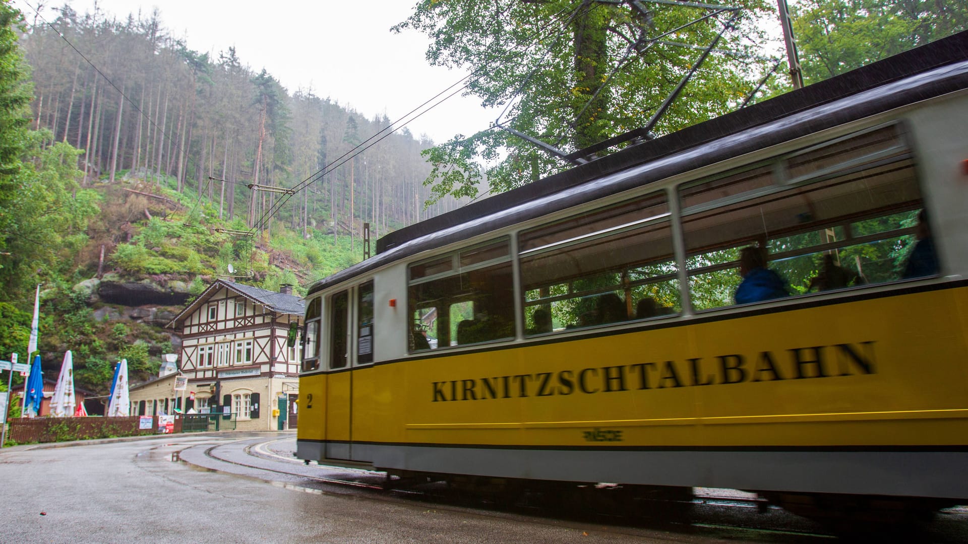 Die Kirnitzschtalbahn fährt am Gasthaus des Lichtenhainer Wasserfall.