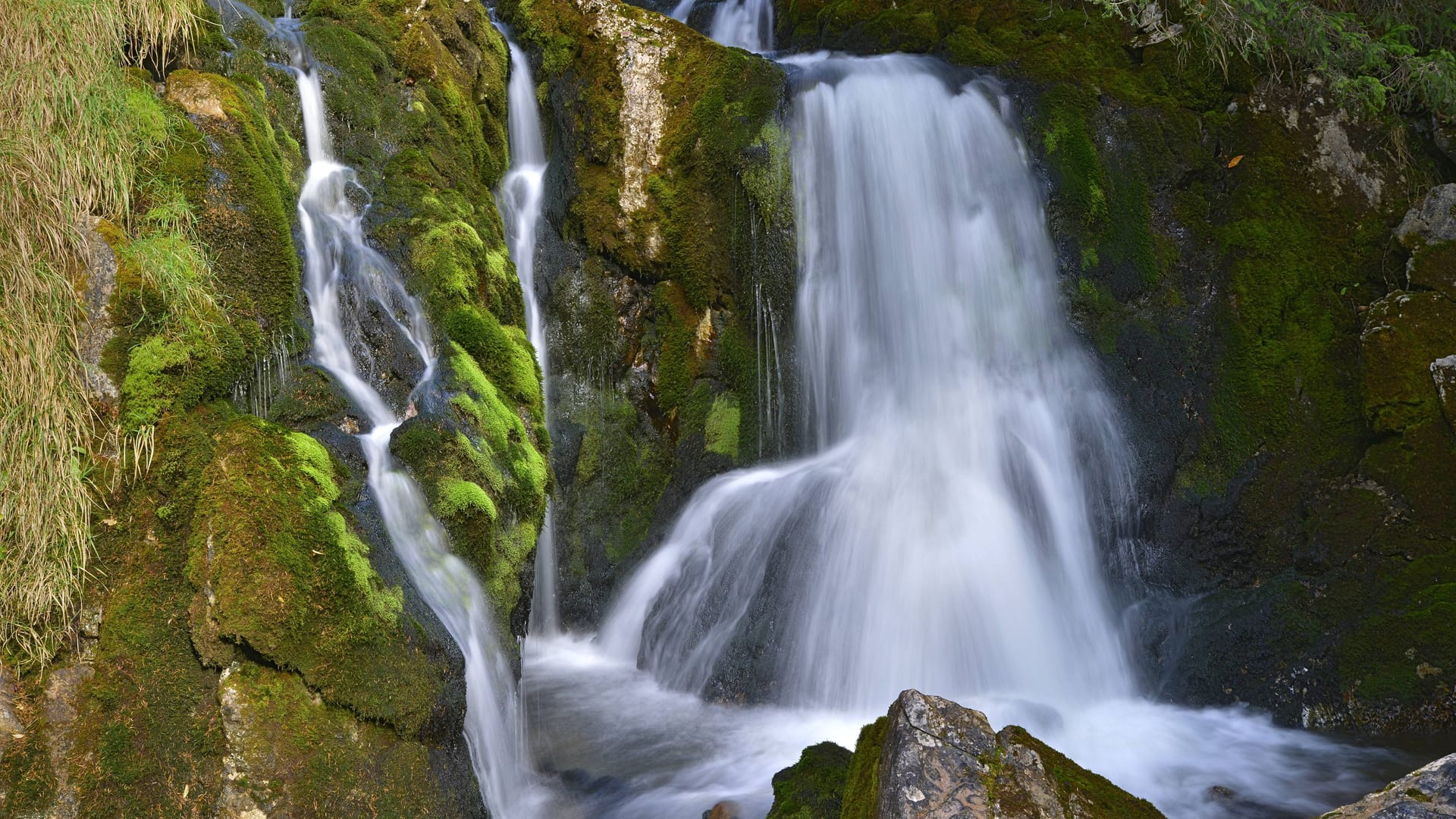 Ein Wasserfall bei Häselgehr in Tirol (Archivbild): An einem solchen Wasserfall stürzte die Frau ab – und starb.