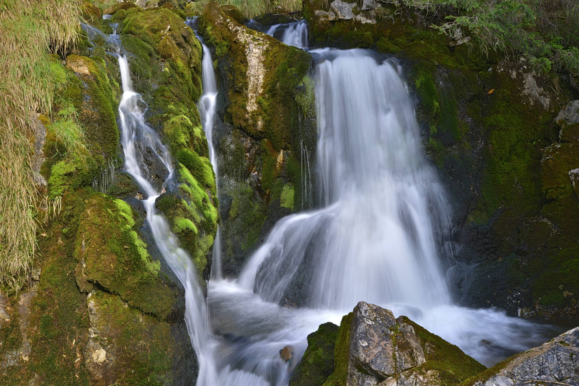 Ein Wasserfall bei Häselgehr in Tirol (Archivbild): An einem solchen Wasserfall stürzte die Frau ab – und starb.
