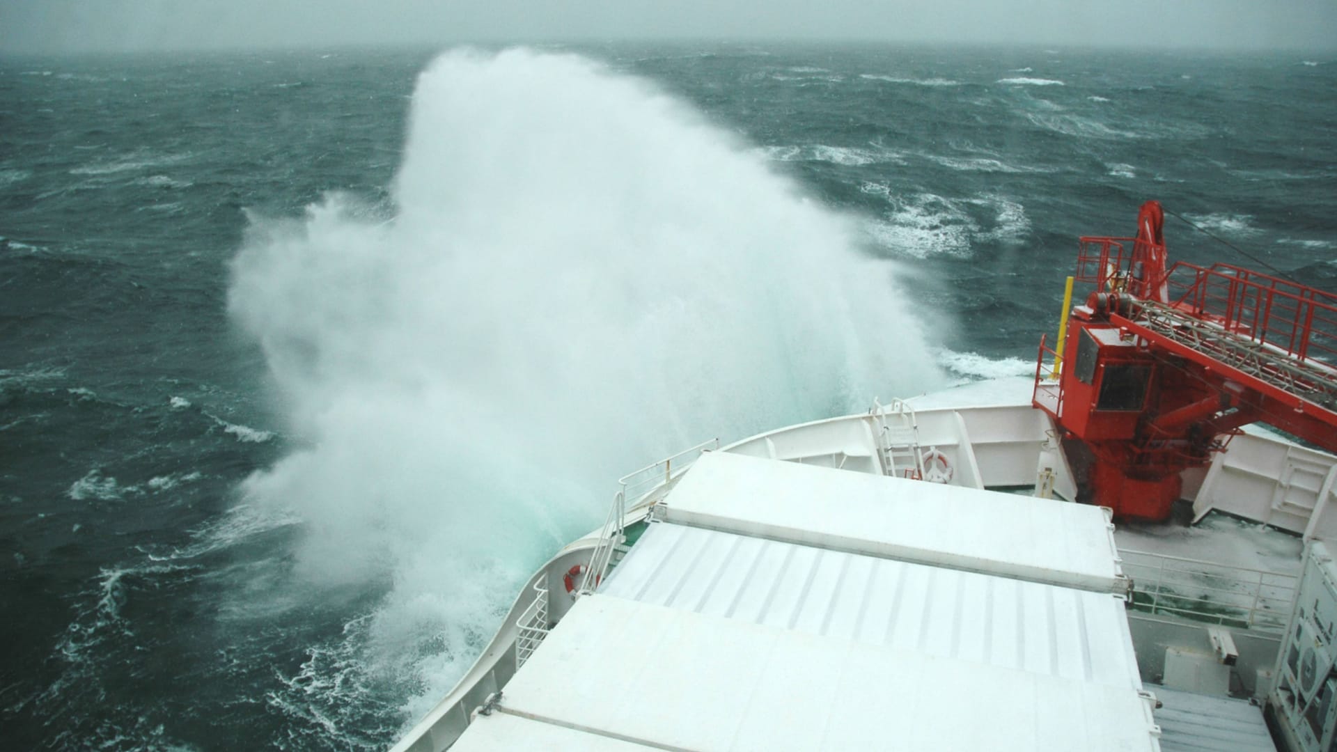 Ein Schiff schwankt durch die Wellen der Drake Passage: Das Gewässer ist für seinen rauen Wellengang bekannt.