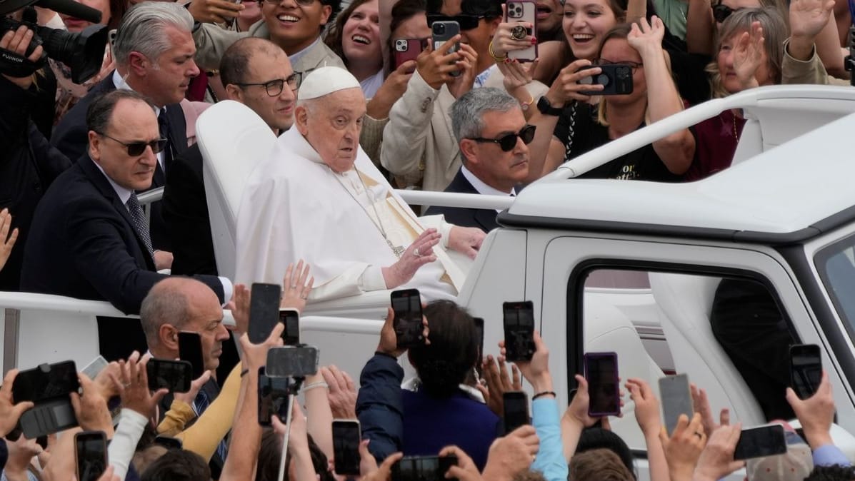 Der Papst fährt am Ostersonntag in seinem Papamobil an der Menschenmenge auf dem Petersplatz vorbei: Einen Tag, nachdem er am Ende der von Kardinal Comastri geleiteten Ostermesse den Segen erteilt hatte, starb Franziskus. Der Papst fährt am Ostersonntag in seinem Papamobil an der Menschenmenge auf dem Petersplatz vorbei: Einen Tag, nachdem er am Ende der von Kardinal Comastri geleiteten Ostermesse den Segen erteilt hatte, starb Franziskus.