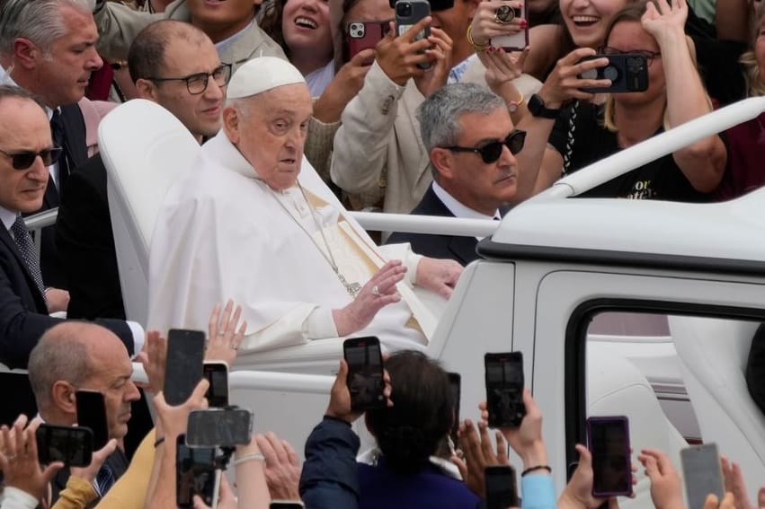 Der Papst fährt am Ostersonntag in seinem Papamobil an der Menschenmenge auf dem Petersplatz vorbei: Einen Tag, nachdem er am Ende der von Kardinal Comastri geleiteten Ostermesse den Segen erteilt hatte, starb Franziskus.