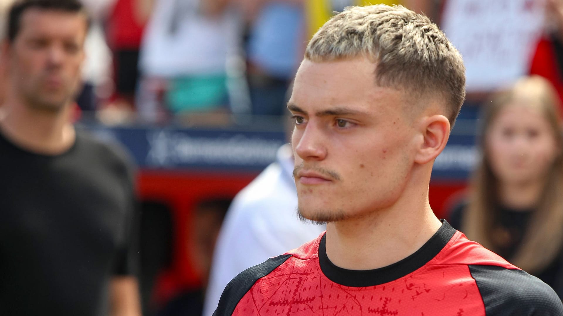 Florian Wirtz: Er hat in Leverkusen noch einen Vertrag bis 2027. Florian Wirtz: Er hat in Leverkusen noch einen Vertrag bis 2027.